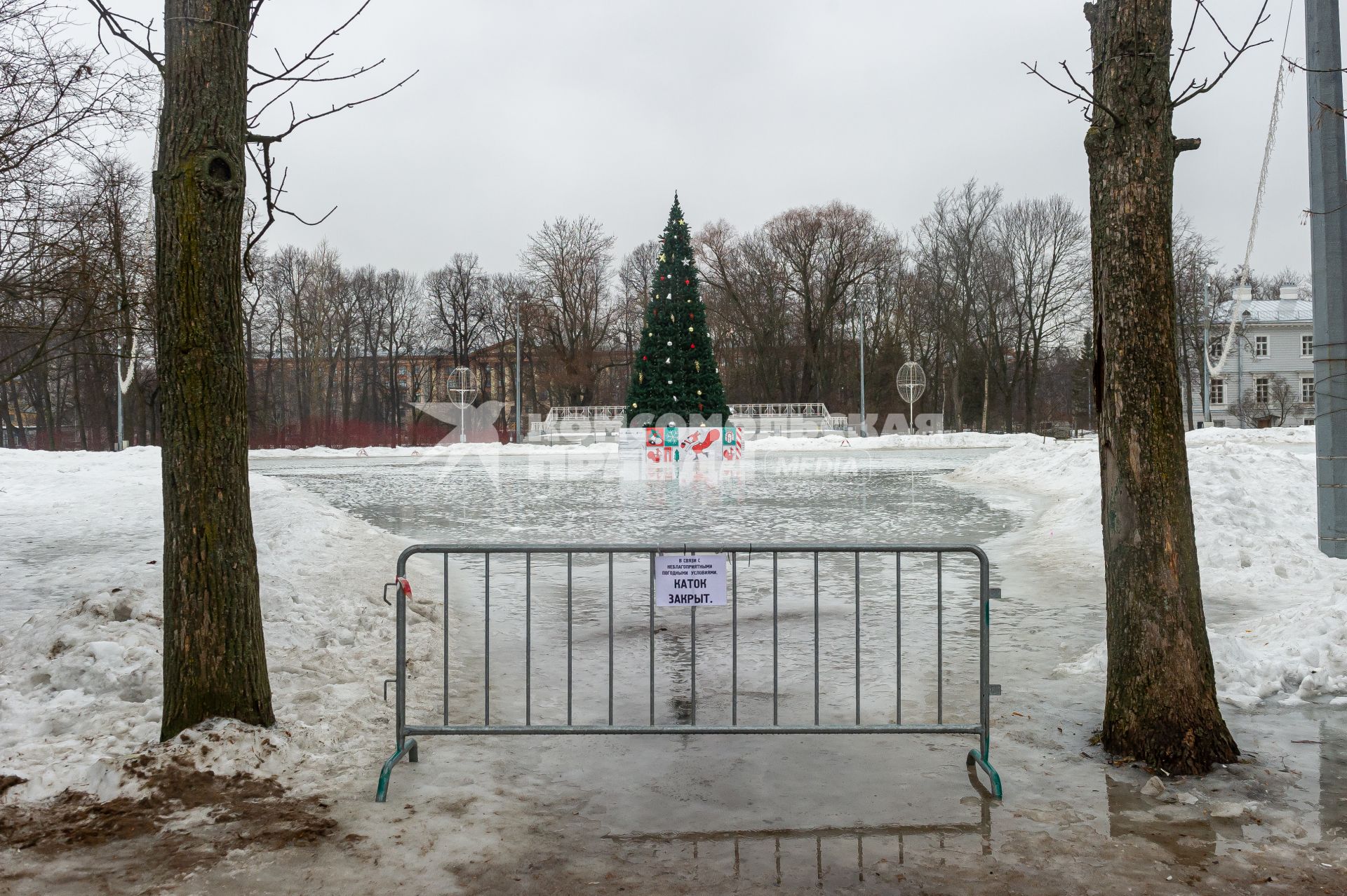 Санкт-Петербург. Ограждение перед входом на каток в ЦПКиО им. С.М. Кирова.