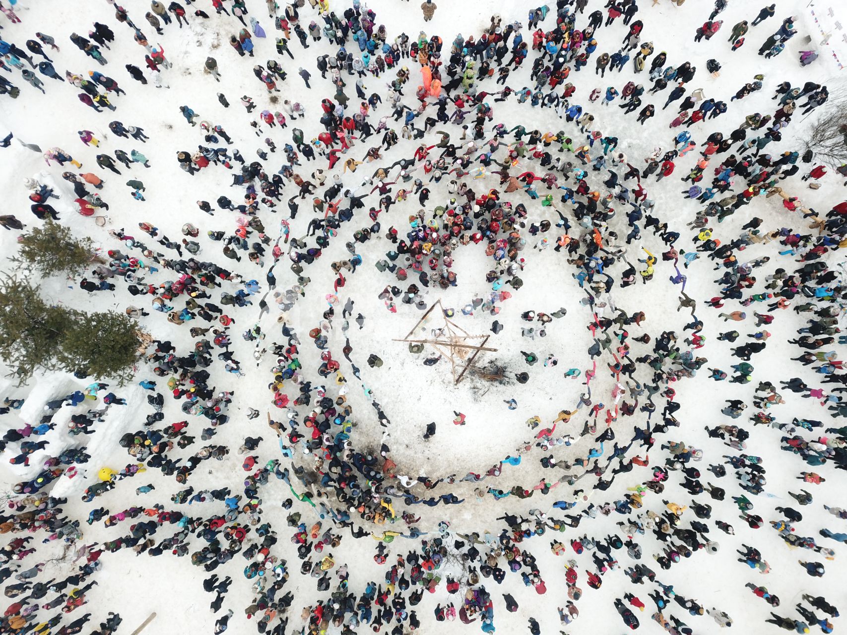 Московская область. Хоровод после сожжения чучела Масленицы на праздновании `Бакшевской Масляницы 2021` недалеко от железнодорожной станции Гжель.