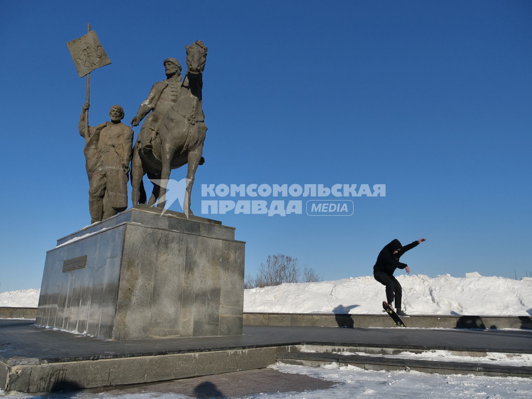 Ульяновск. Памятник основателю Симбирска Богдану Хитрово.