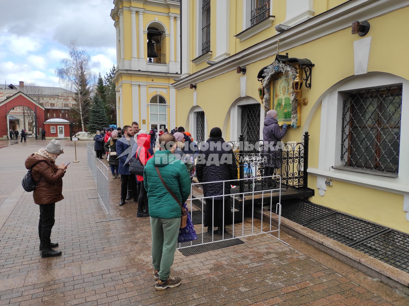 Москва.  Очередь к иконе Матроны Московской в Покровском  ставропигиальном  женском монастыре.