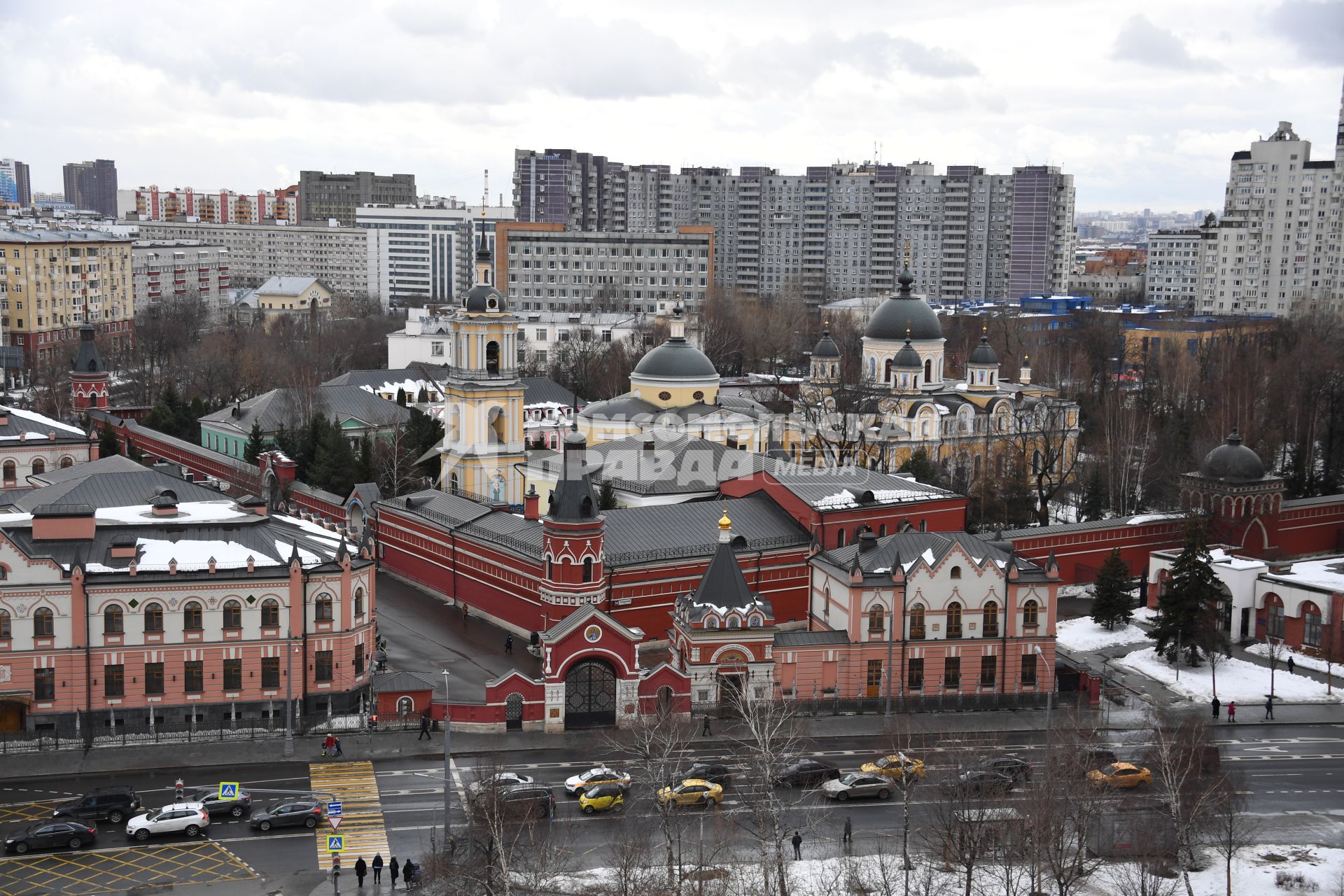 Москва. Вид сверху на  Покровский ставропигиальный женский монастырь.