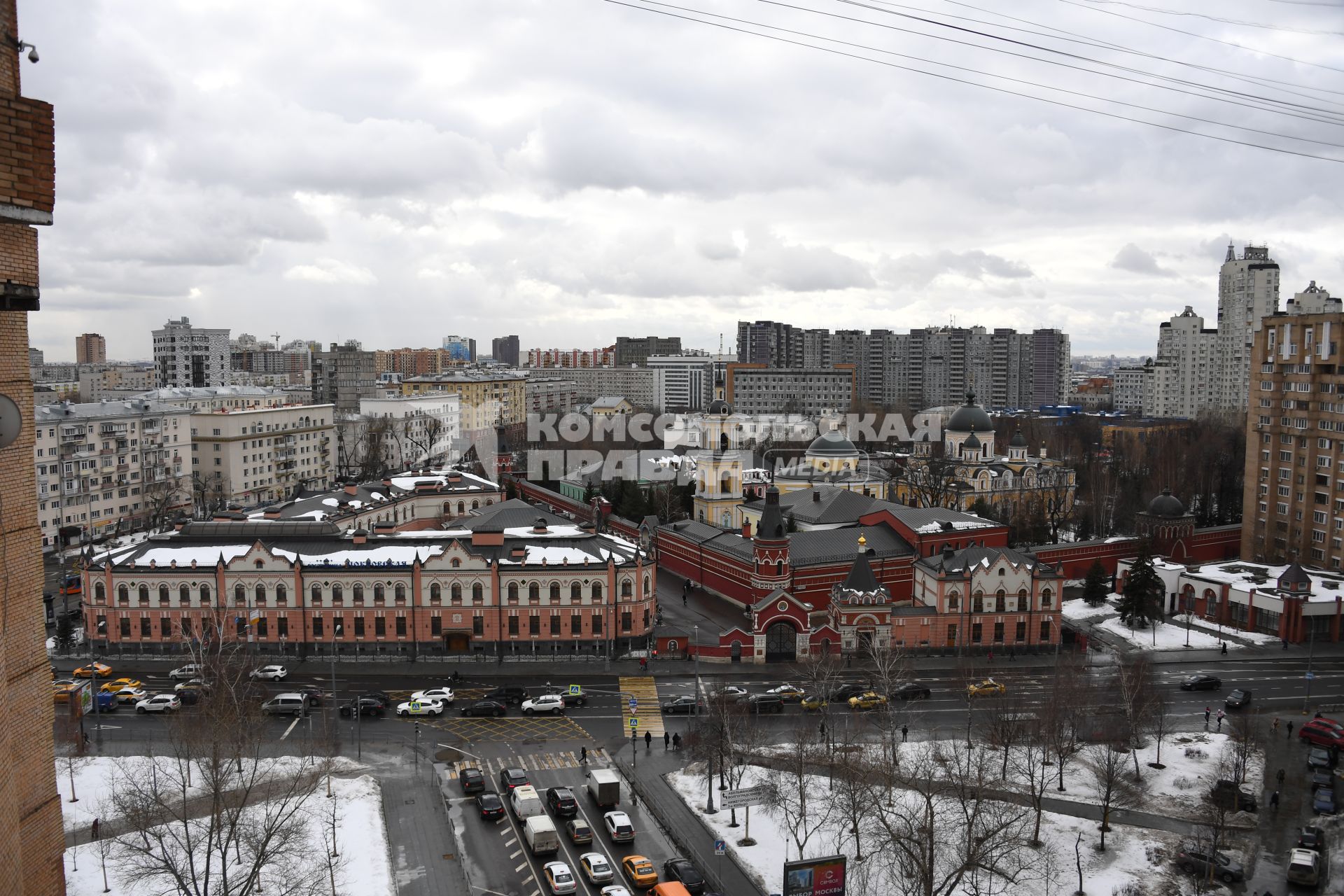 Москва. Вид сверху на  Покровский ставропигиальный женский монастырь.