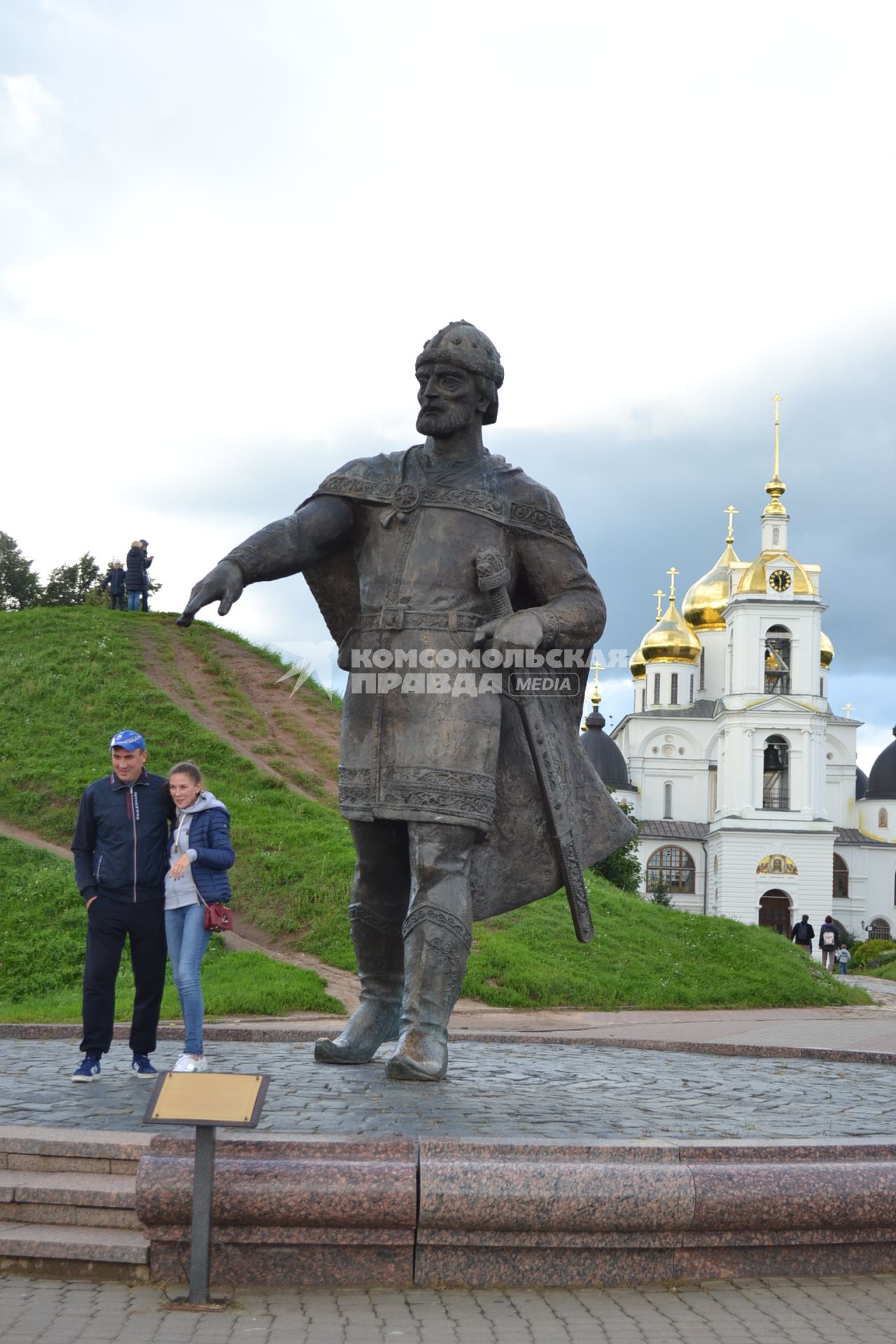 Московская область, Дмитров. Памятник основателю города Юрию Долгорукому и вид на Успенский собор Дмитровского кремля.