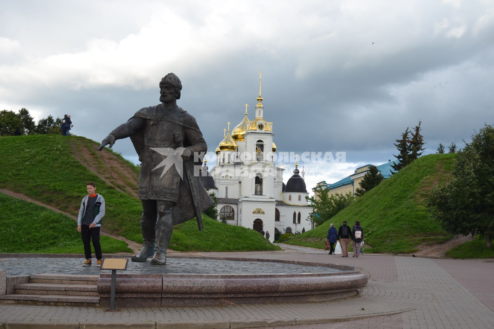 Московская область, Дмитров. Памятник основателю города Юрию Долгорукому и вид на Успенский собор Дмитровского кремля.