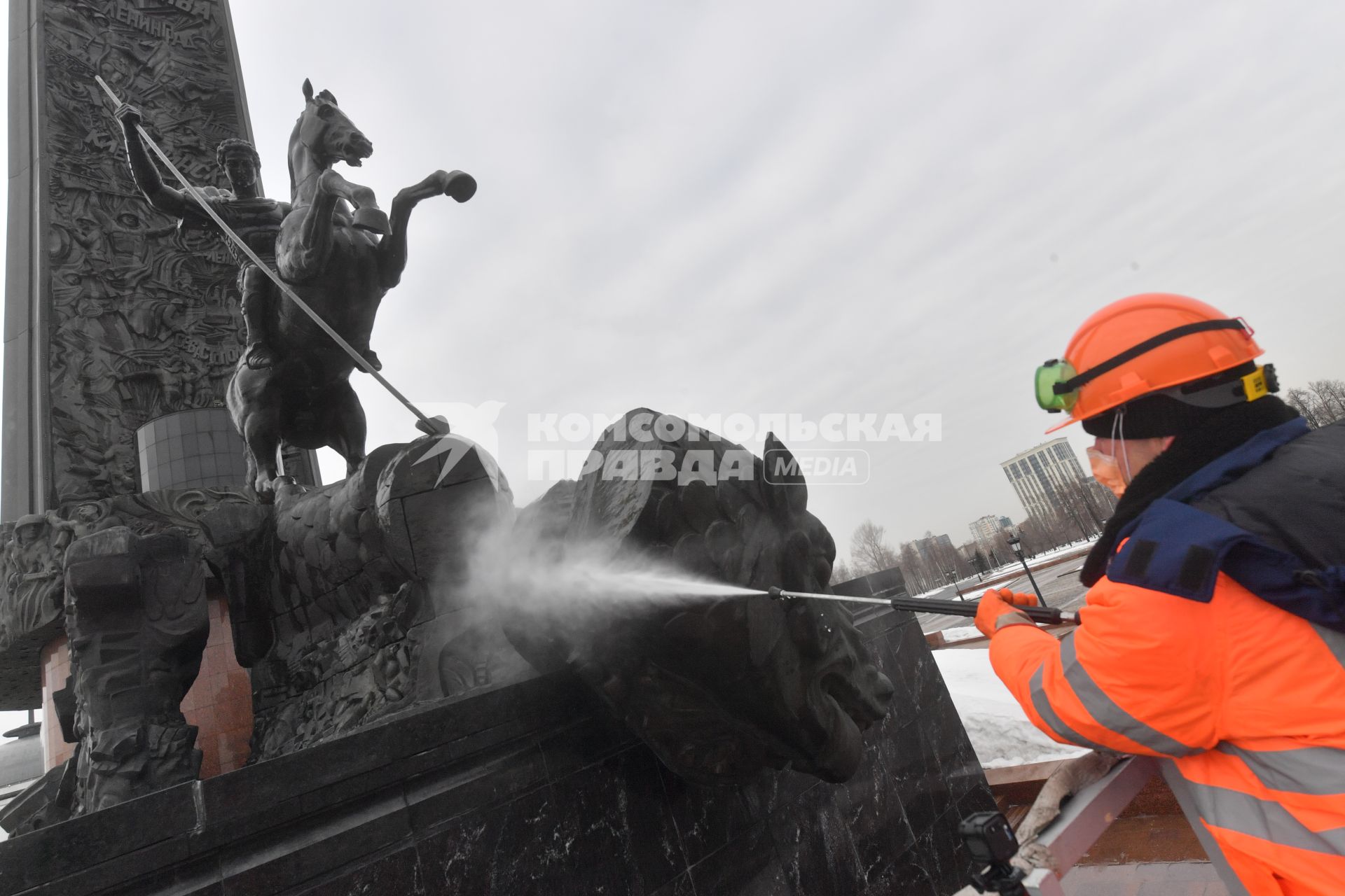 Москва.  Сотрудники коммунальных служб во время помывки монумента Победы на Поклонной горе.