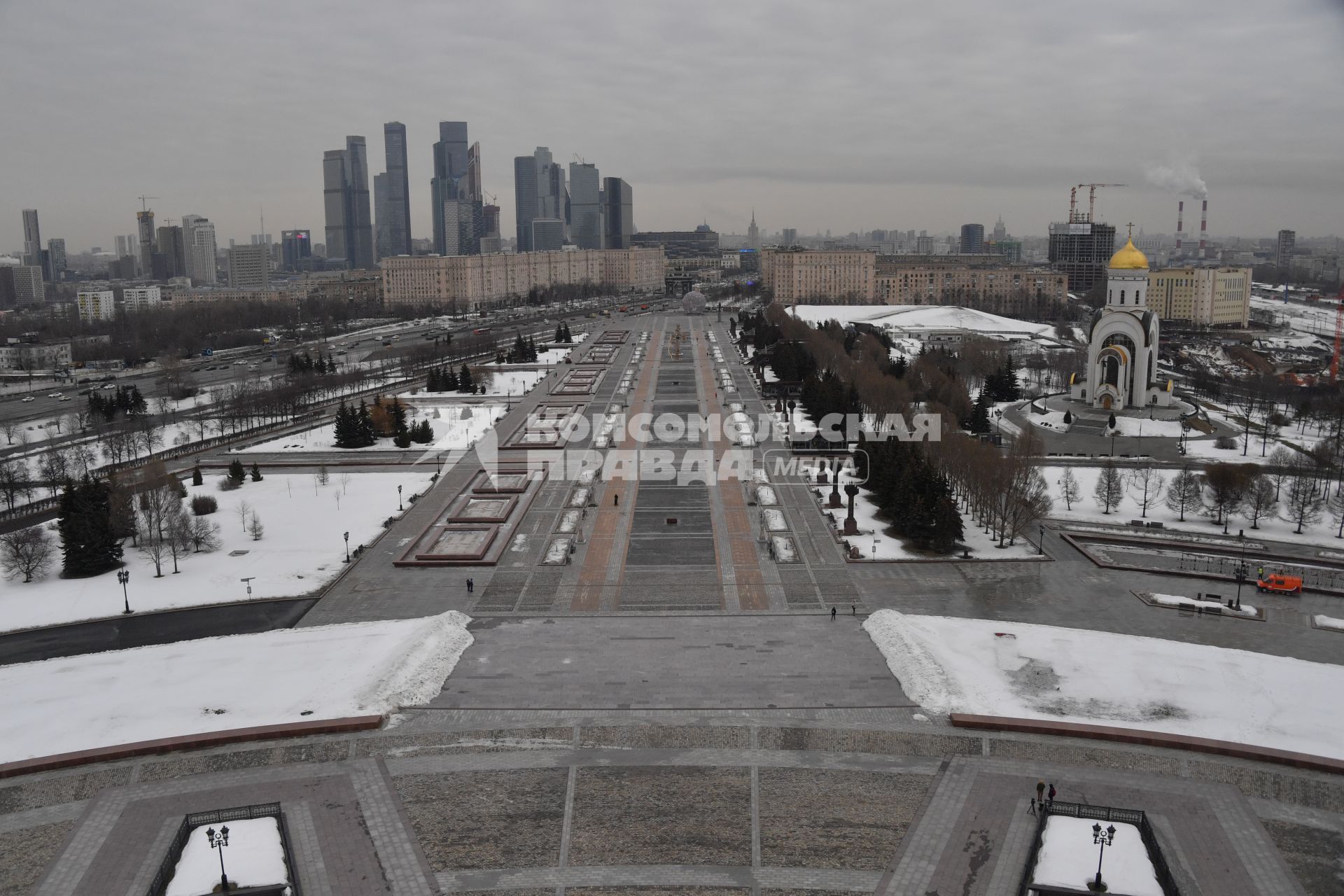 Москва.  Вид сверху на Кутузовский проспект, главную аллею парка Победы и Георгиевскую церковь на Поклонной горе.