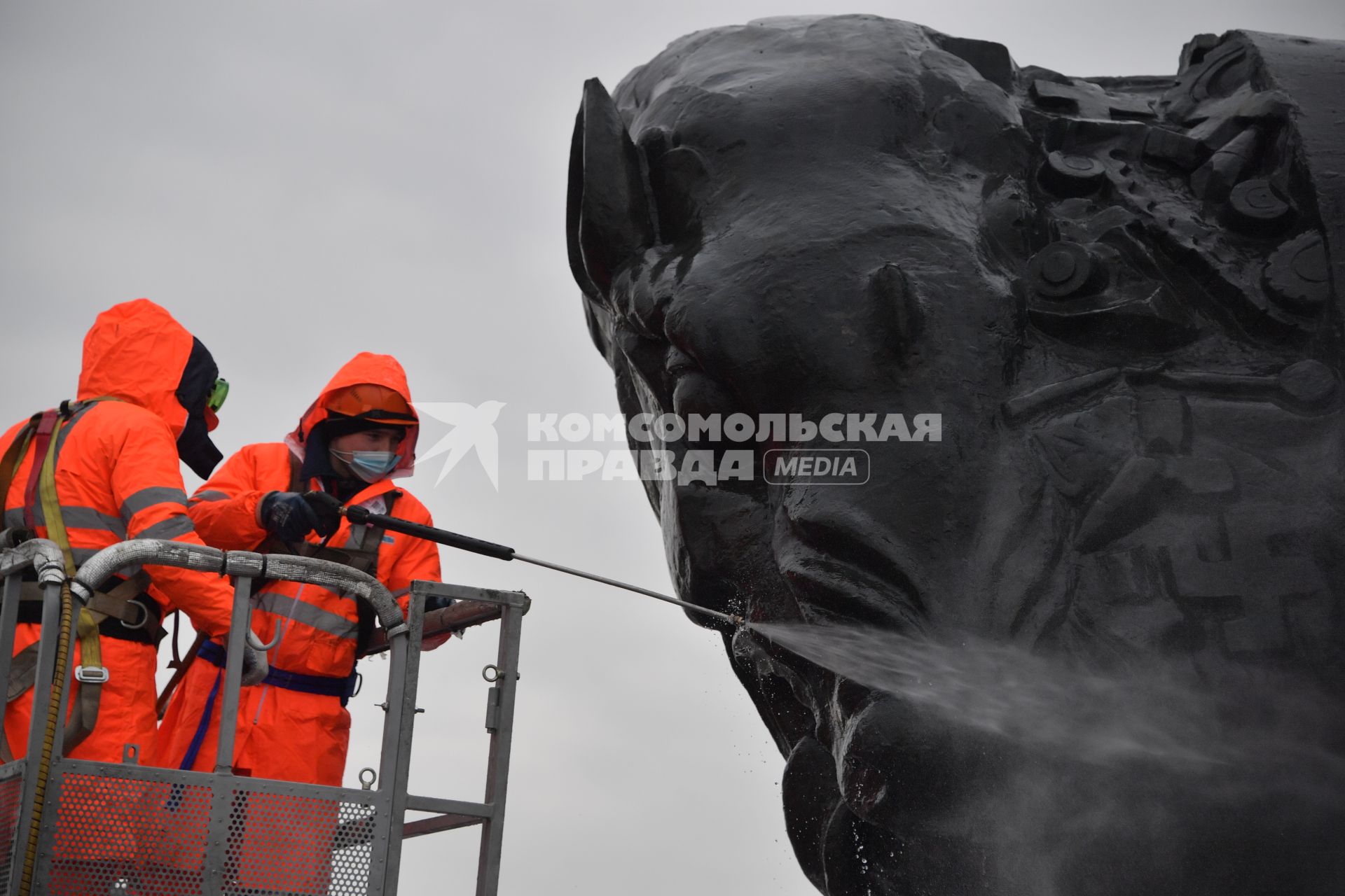 Москва.  Сотрудники коммунальных служб во время помывки монумента Победы на Поклонной горе.