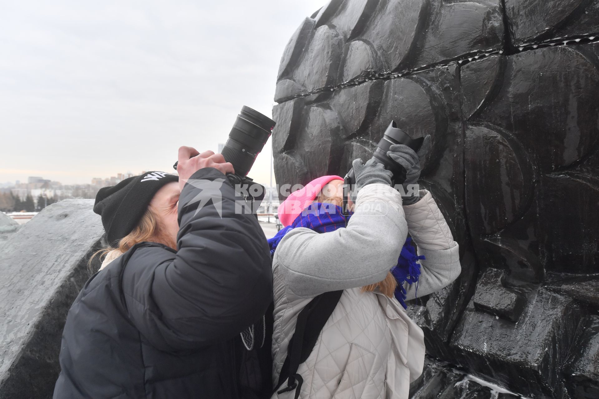 Москва.  Журналисты фотографируют  сотрудников коммунальных служб во время    помывки монумента Победы на Поклонной горе.