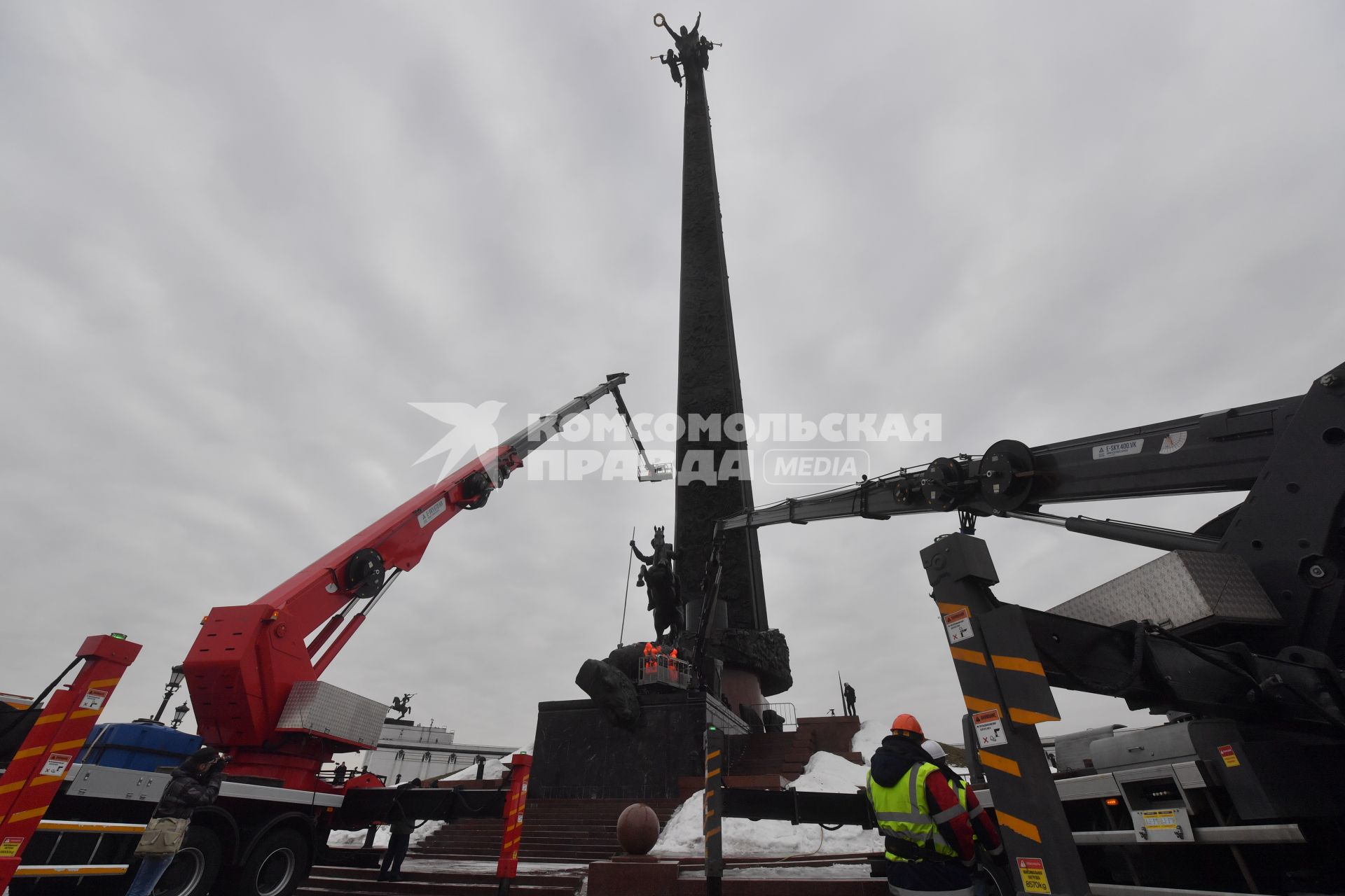 Москва.  Сотрудники коммунальных служб перед началом  помывки монумента Победы на Поклонной горе.