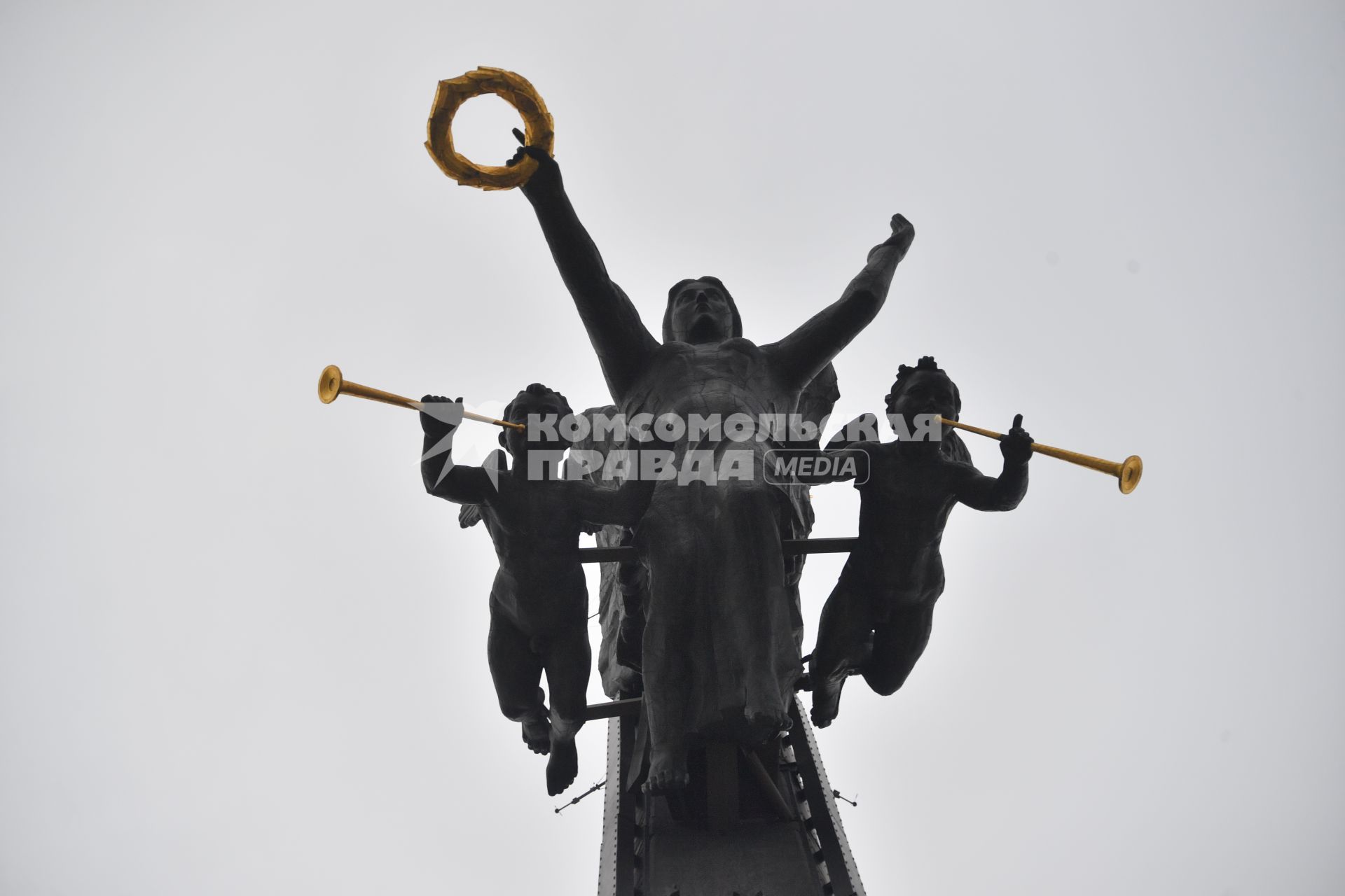 Москва.  Бронзовая фигура богини Победы Ники на стелле Мемориала Победы на Поклонной горе.