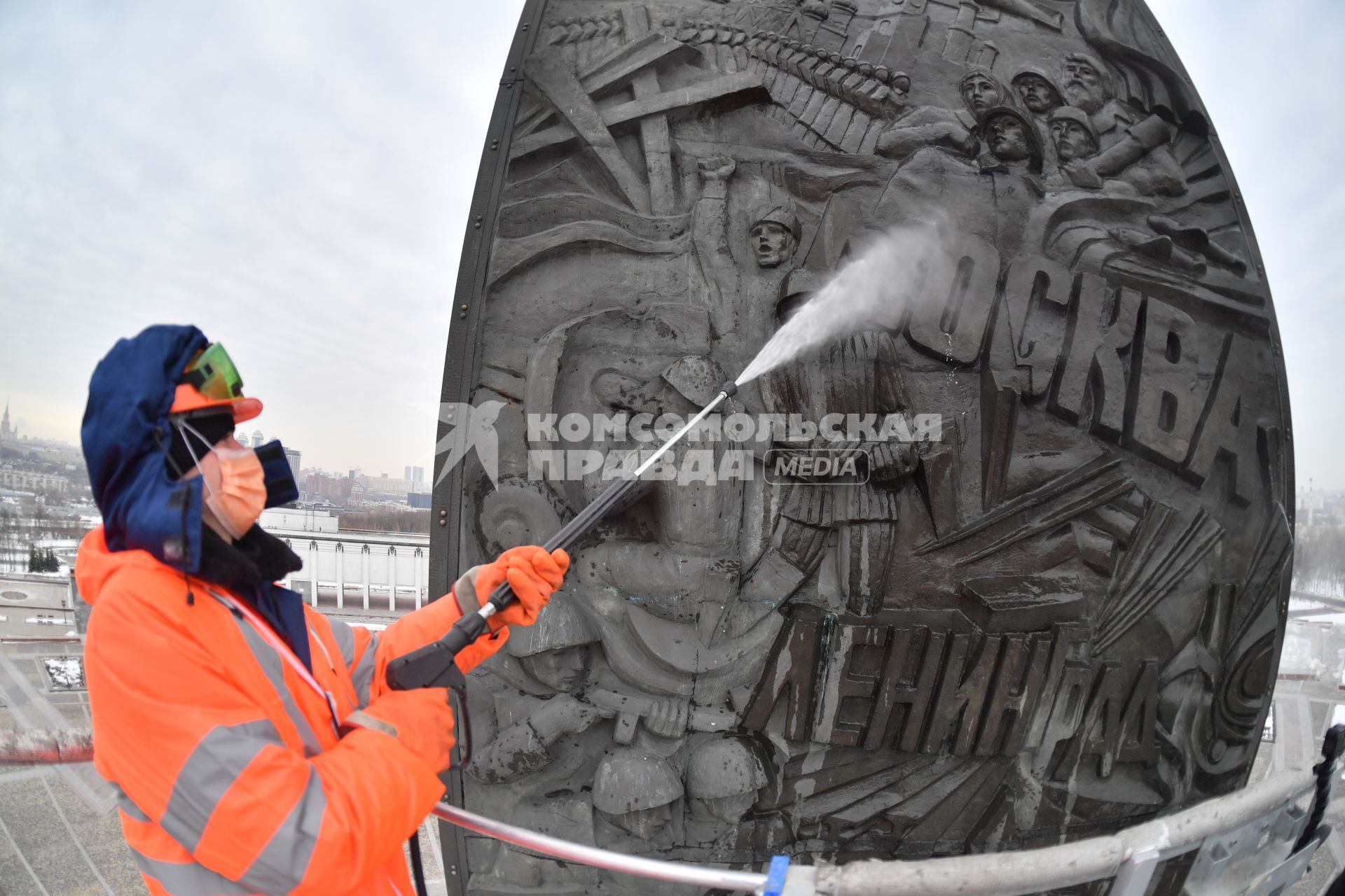 Москва.  Сотрудники коммунальных служб во время помывки монумента Победы на Поклонной горе.