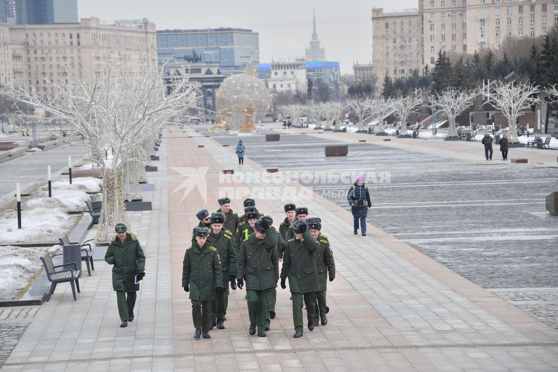 Москва.  Группа курсантов на Поклонной горе.