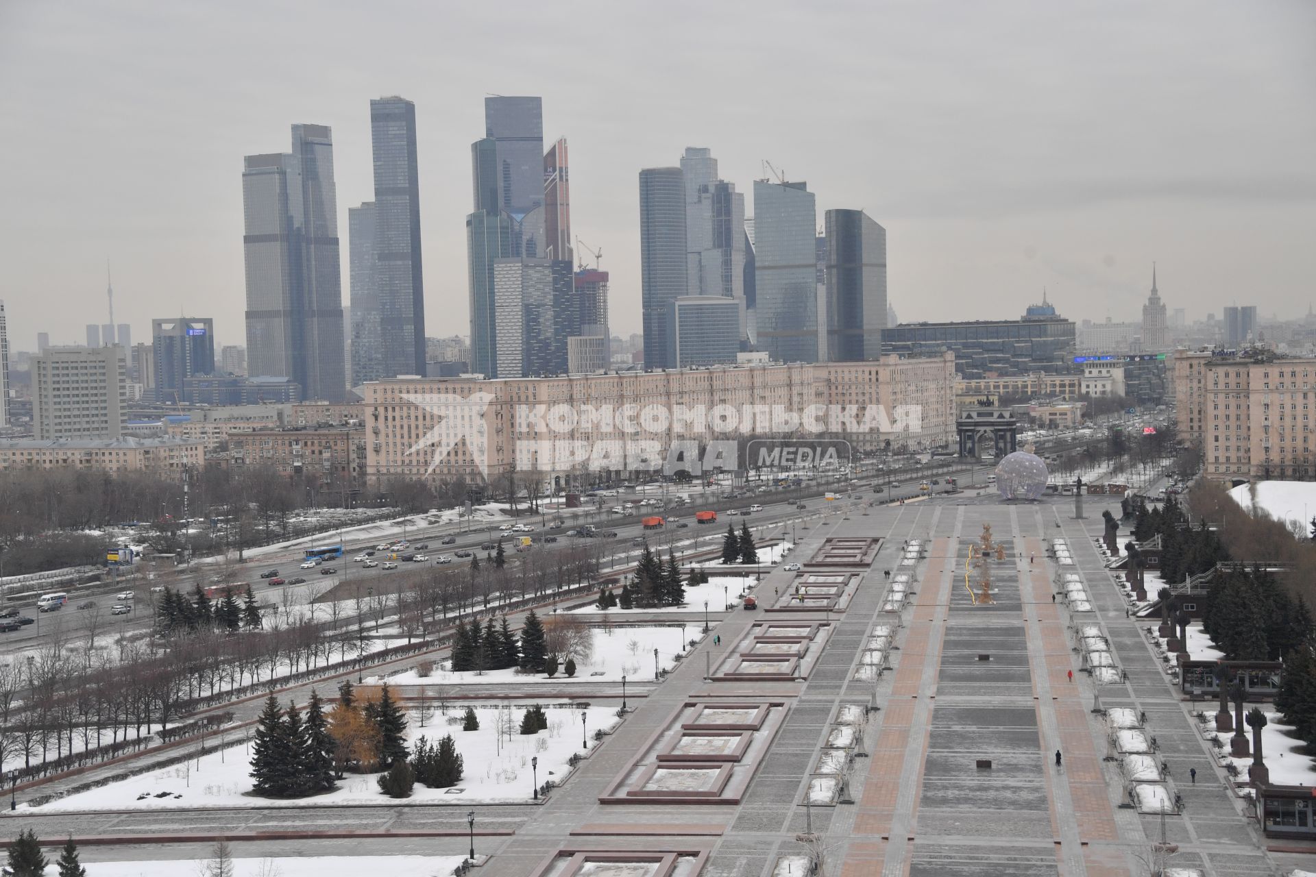 Москва.  Вид сверху на Кутузовский проспект и главную аллею парка Победы на Поклонной горе.