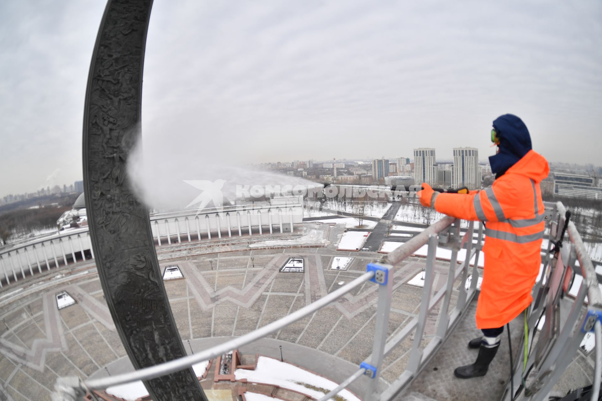 Москва.  Сотрудники коммунальных служб во время помывки монумента Победы на Поклонной горе.