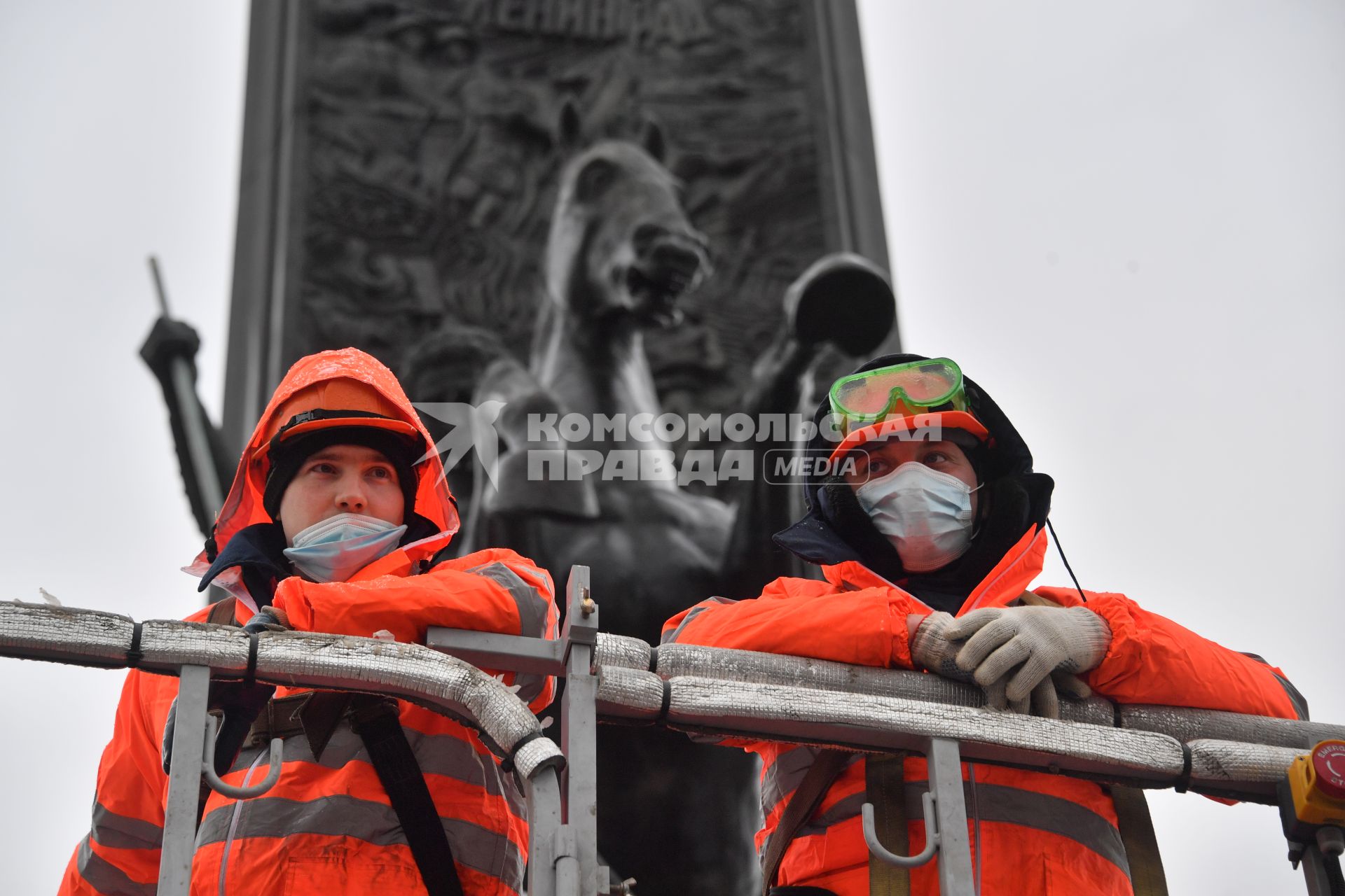 Москва.  Сотрудники коммунальных служб во время помывки монумента Победы на Поклонной горе.