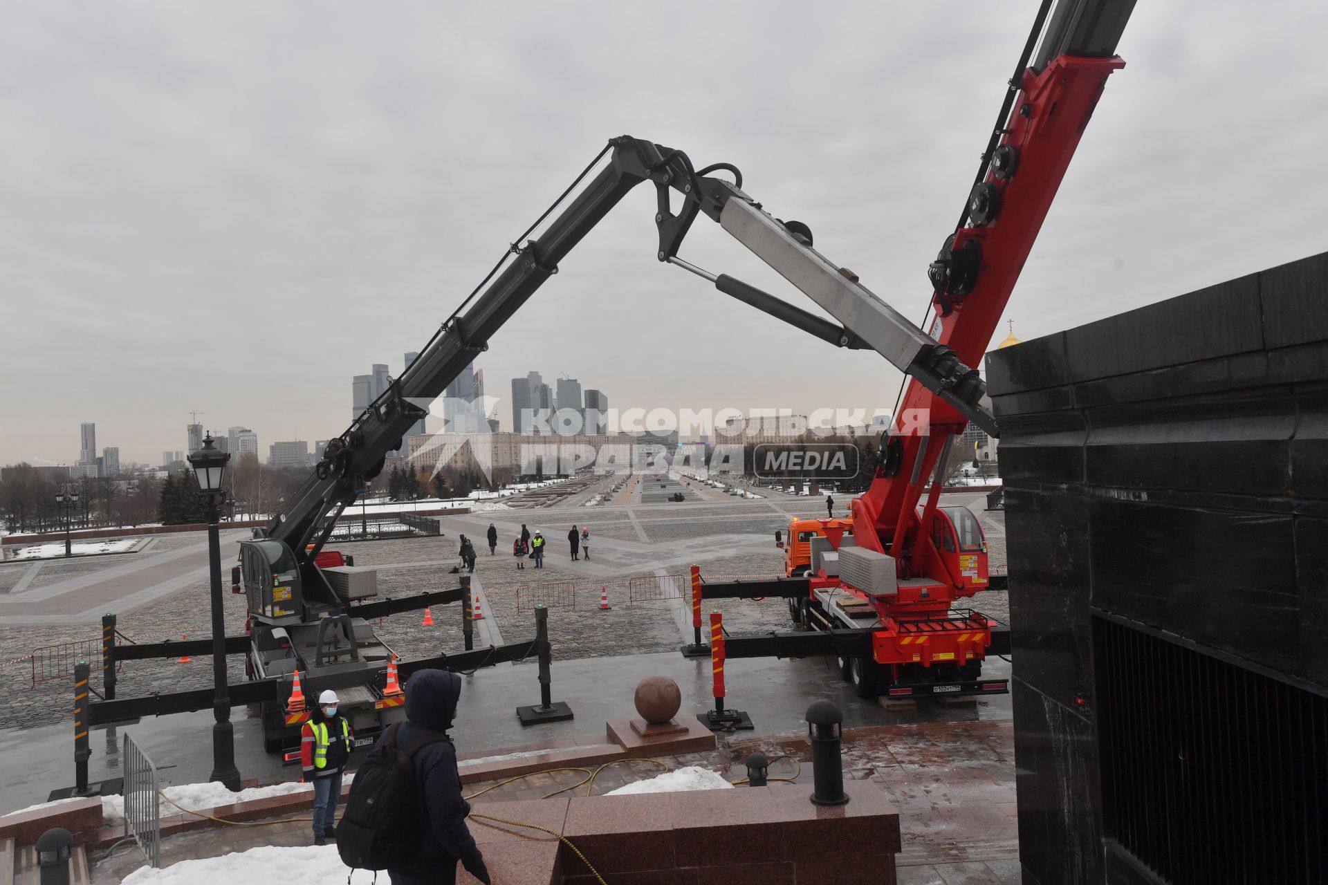 Москва.  Сотрудники коммунальных служб перед началом  помывки монумента Победы на Поклонной горе.