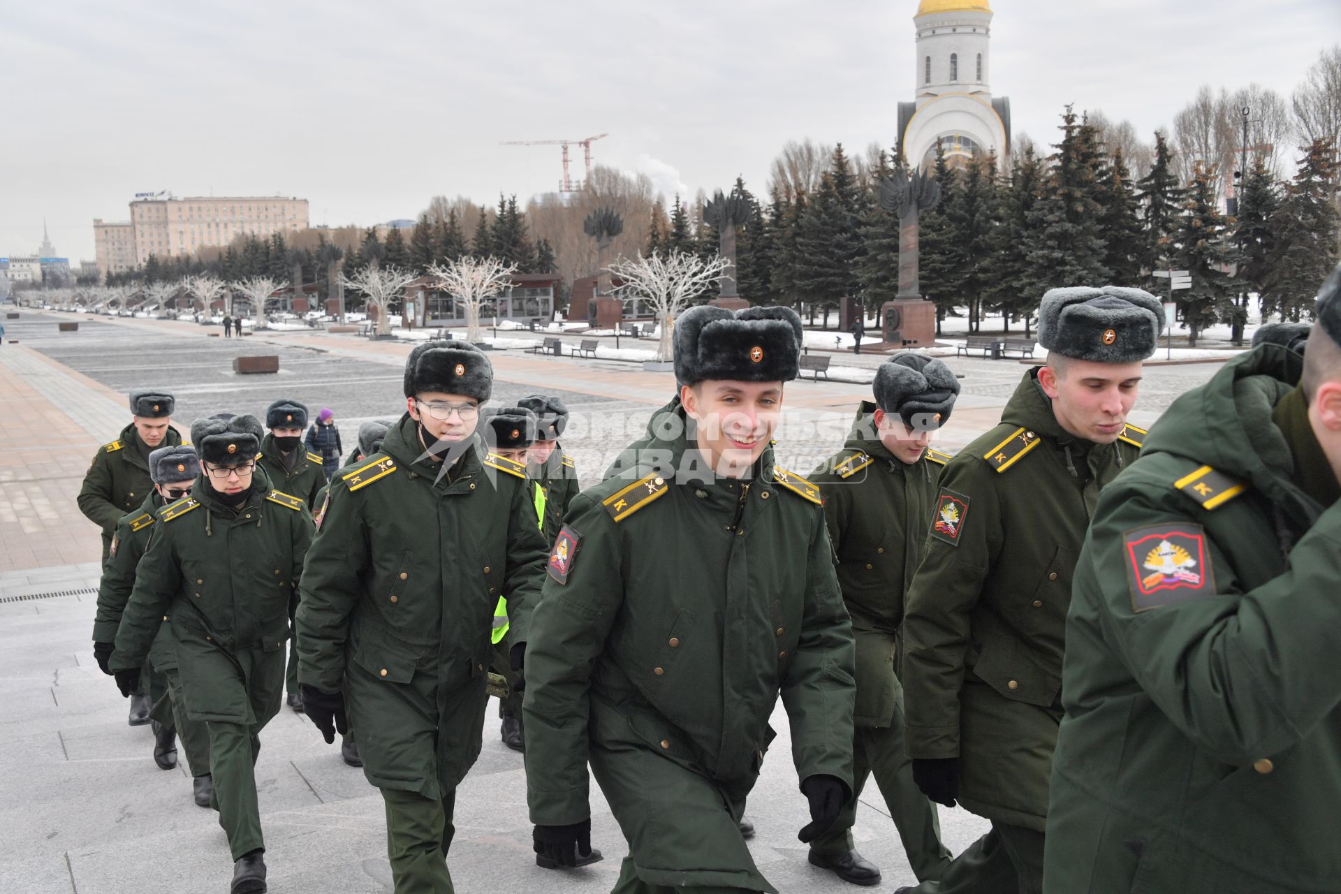 Москва.  Группа курсантов на Поклонной горе.