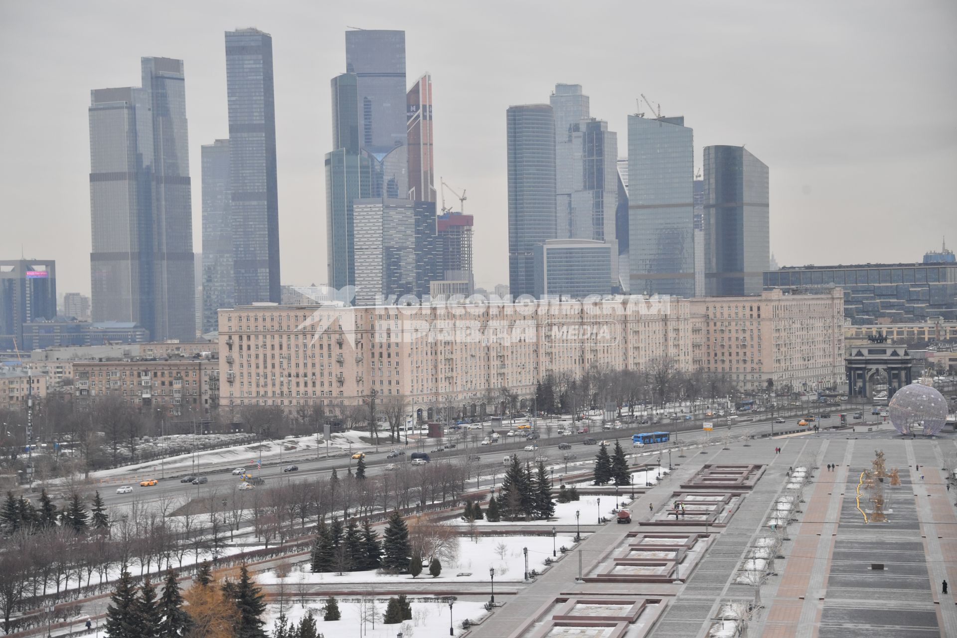 Москва.  Вид сверху на Кутузовский проспект и главную аллею парка Победы на Поклонной горе.