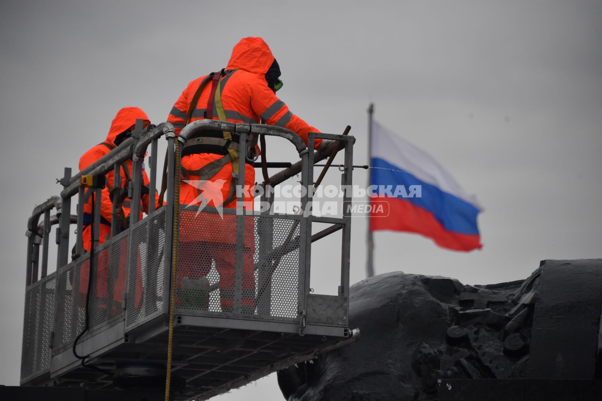 Москва.  Сотрудники коммунальных служб во время помывки монумента Победы на Поклонной горе.