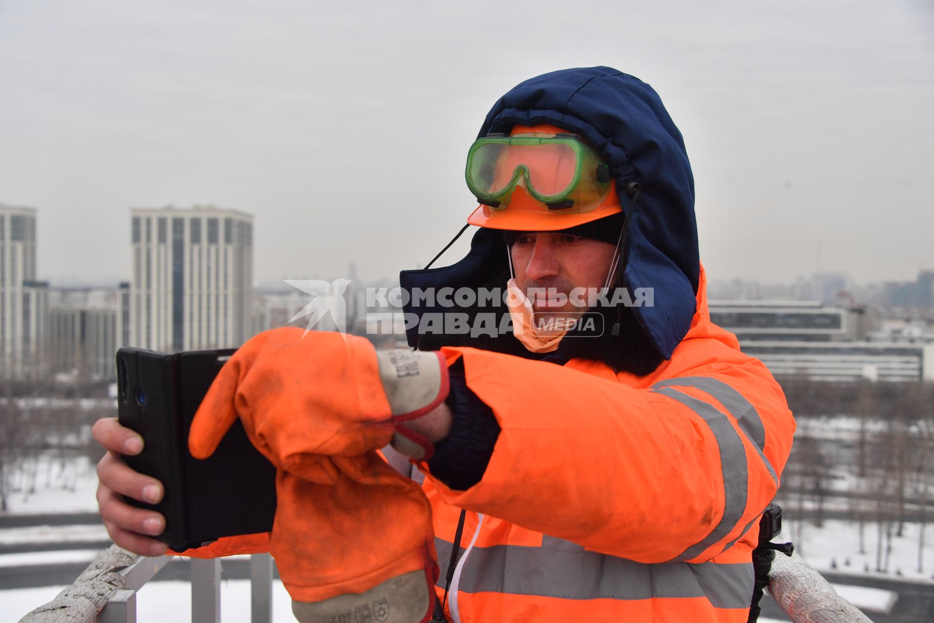 Москва.  Сотрудники коммунальных служб во время помывки монумента Победы на Поклонной горе.