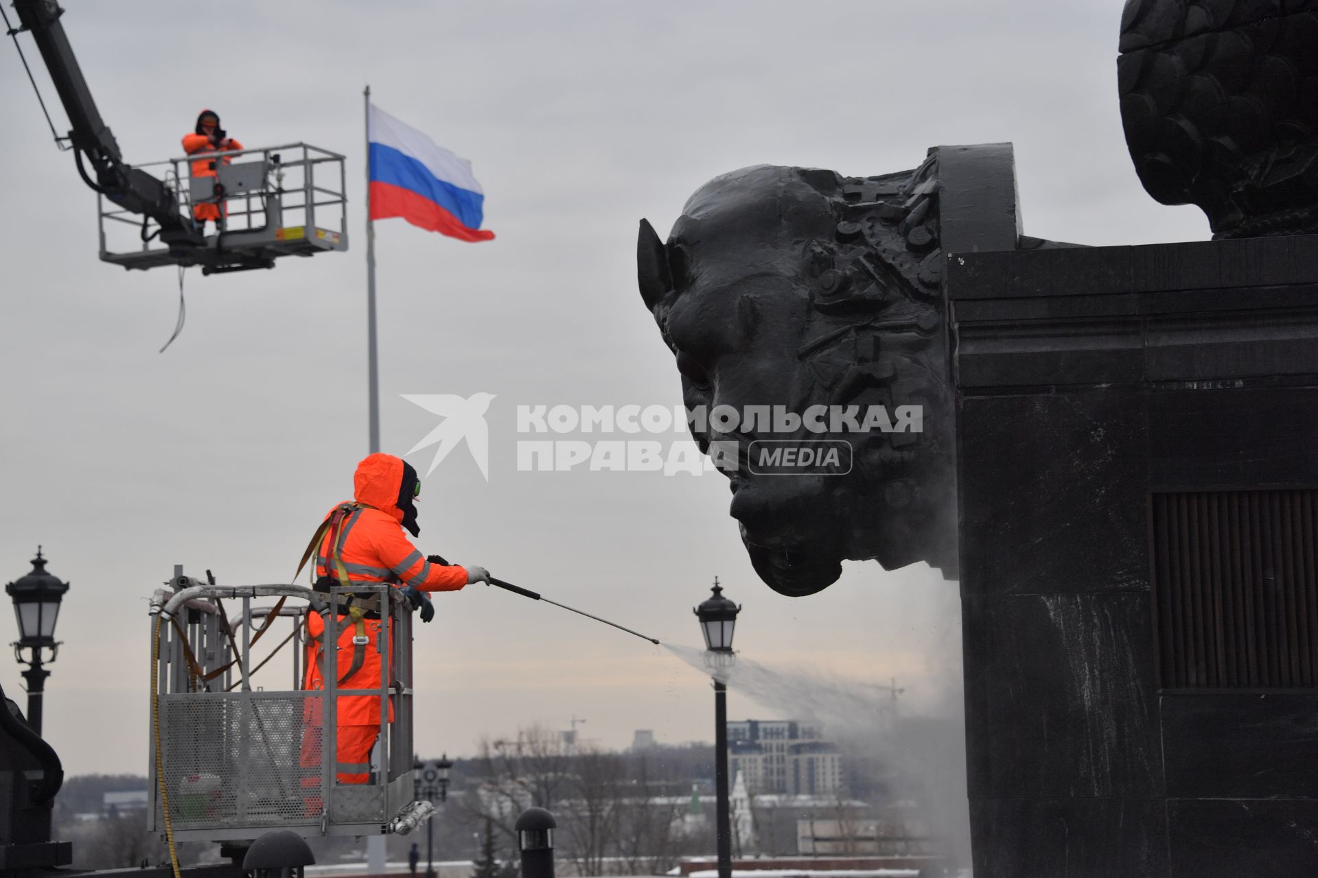 Москва.  Сотрудники коммунальных служб во время помывки монумента Победы на Поклонной горе.