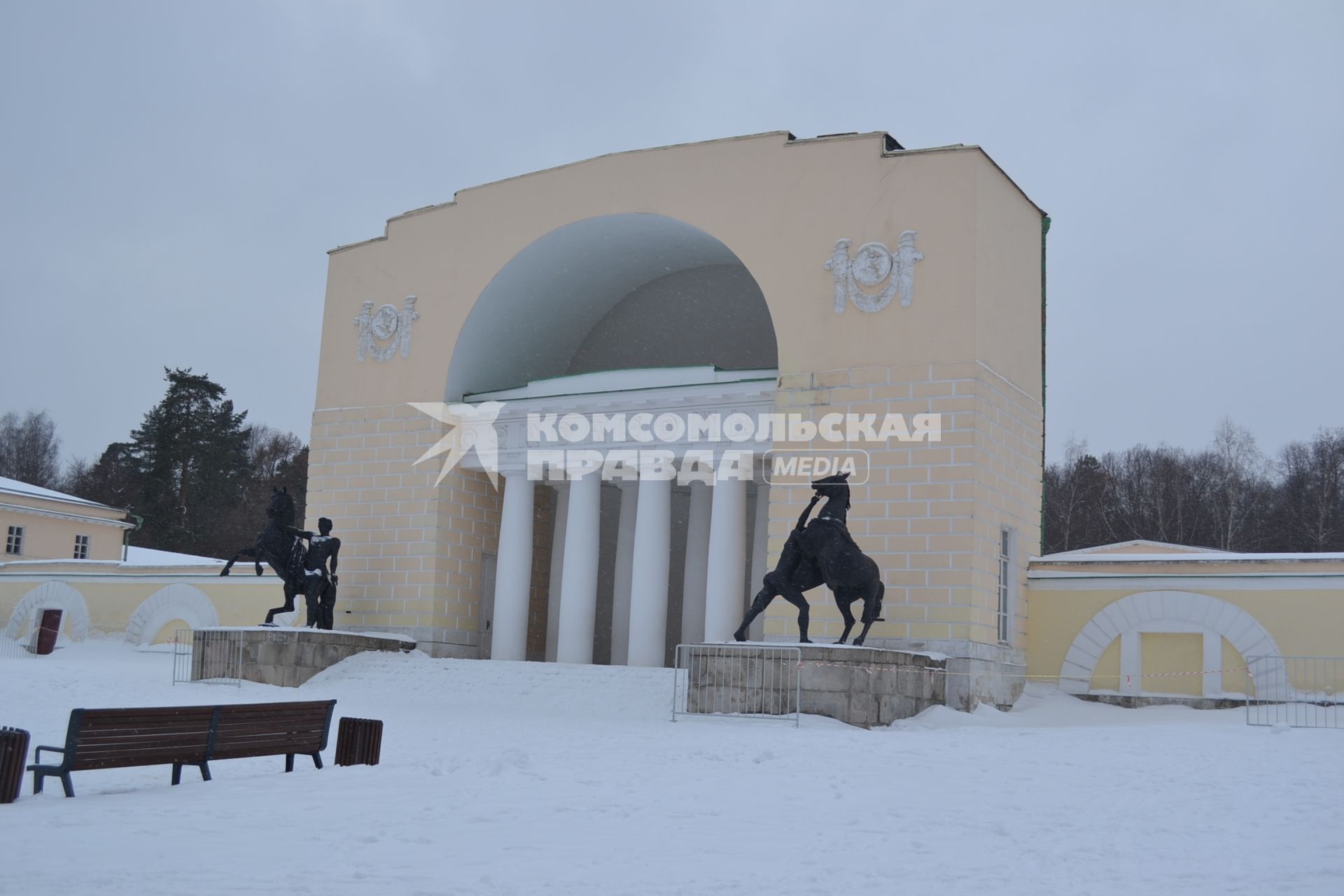 Москва. Конный двор со скульптурами `Укротители коней` на территории усадьбы князей Голицыных `Влахернское - Кузьминки`.