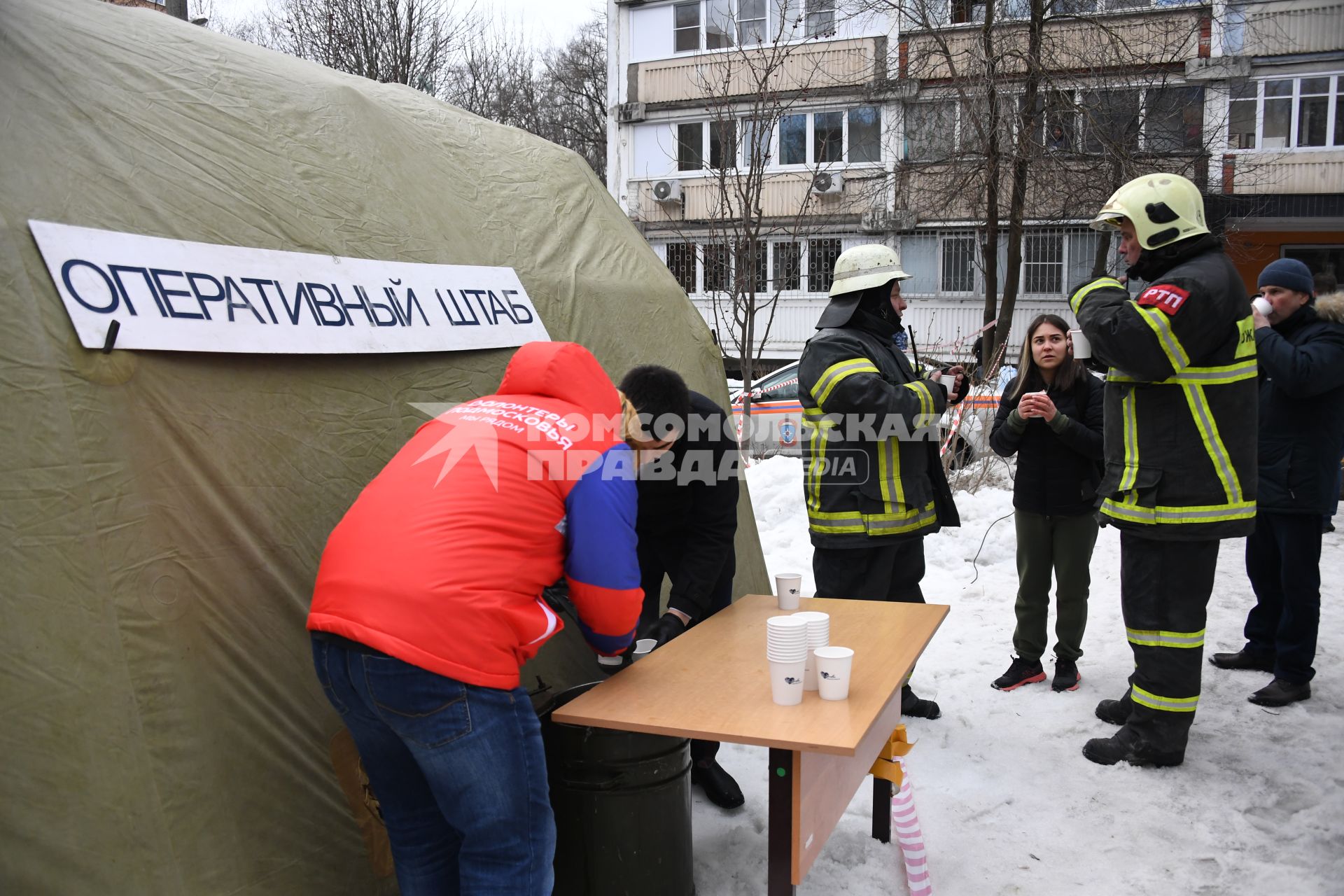 Химки. Оперативный штаб МЧС РФ у жилого дома на улице Зеленая, пострадавшего в результате взрыва бытового газа.