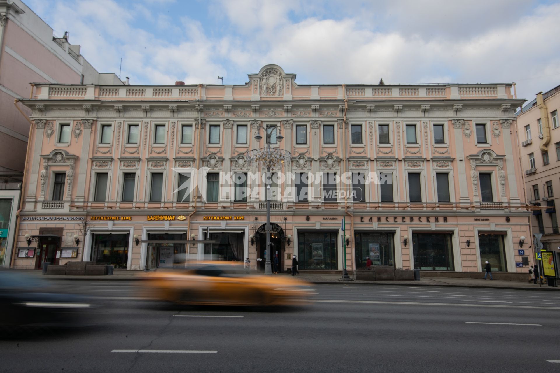 Москва. Вид на здание магазина `Елисеевский` на Тверской улице.