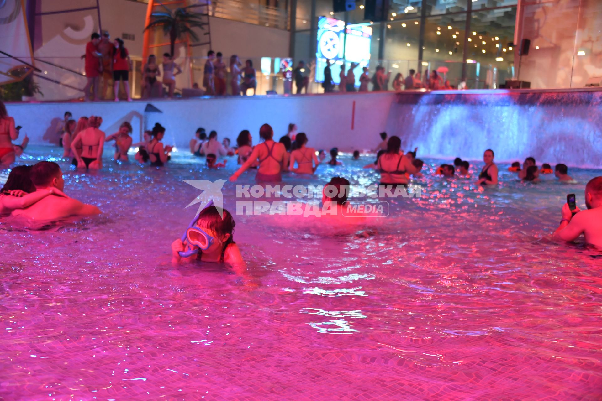 Москва.  Посетители на фестивале Aqua Fest в Лужниках.