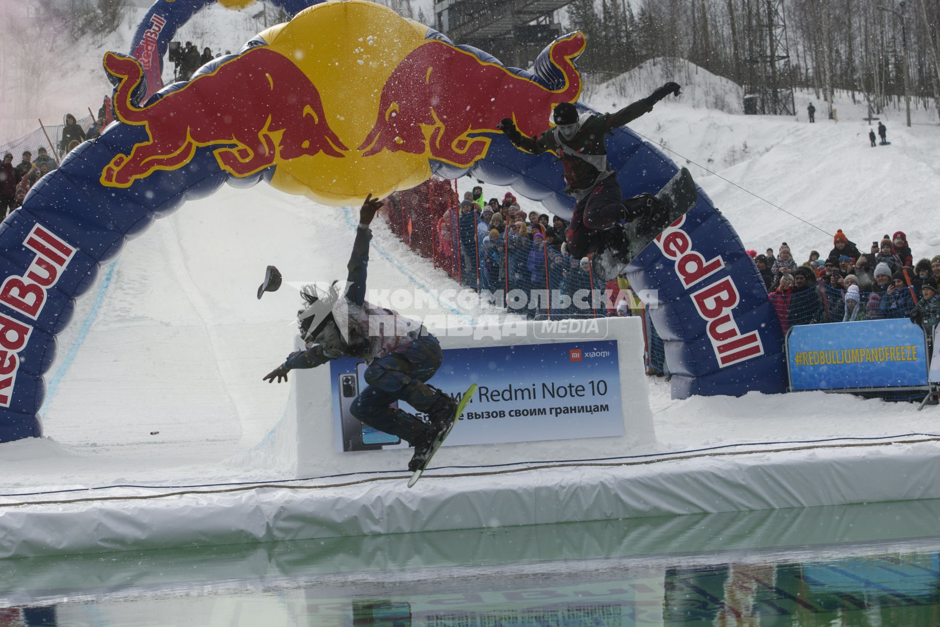 Екатеринбург. Участники аква-шоу \'Red Bull Jump and Freeze\' на горнолыжном комплексе \'Уктус\'