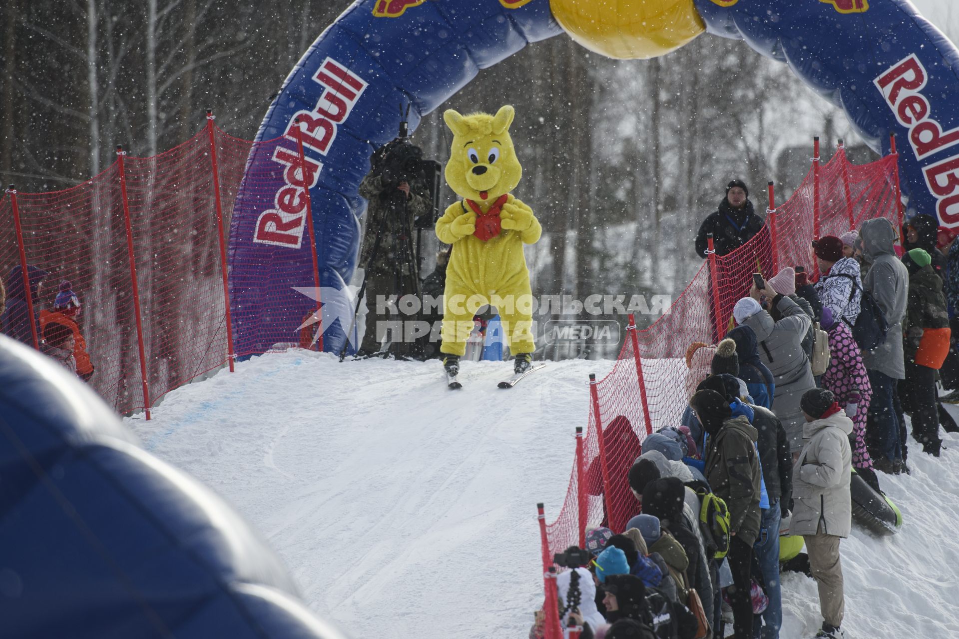 Екатеринбург. Участники аква-шоу \'Red Bull Jump and Freeze\' на горнолыжном комплексе \'Уктус\'