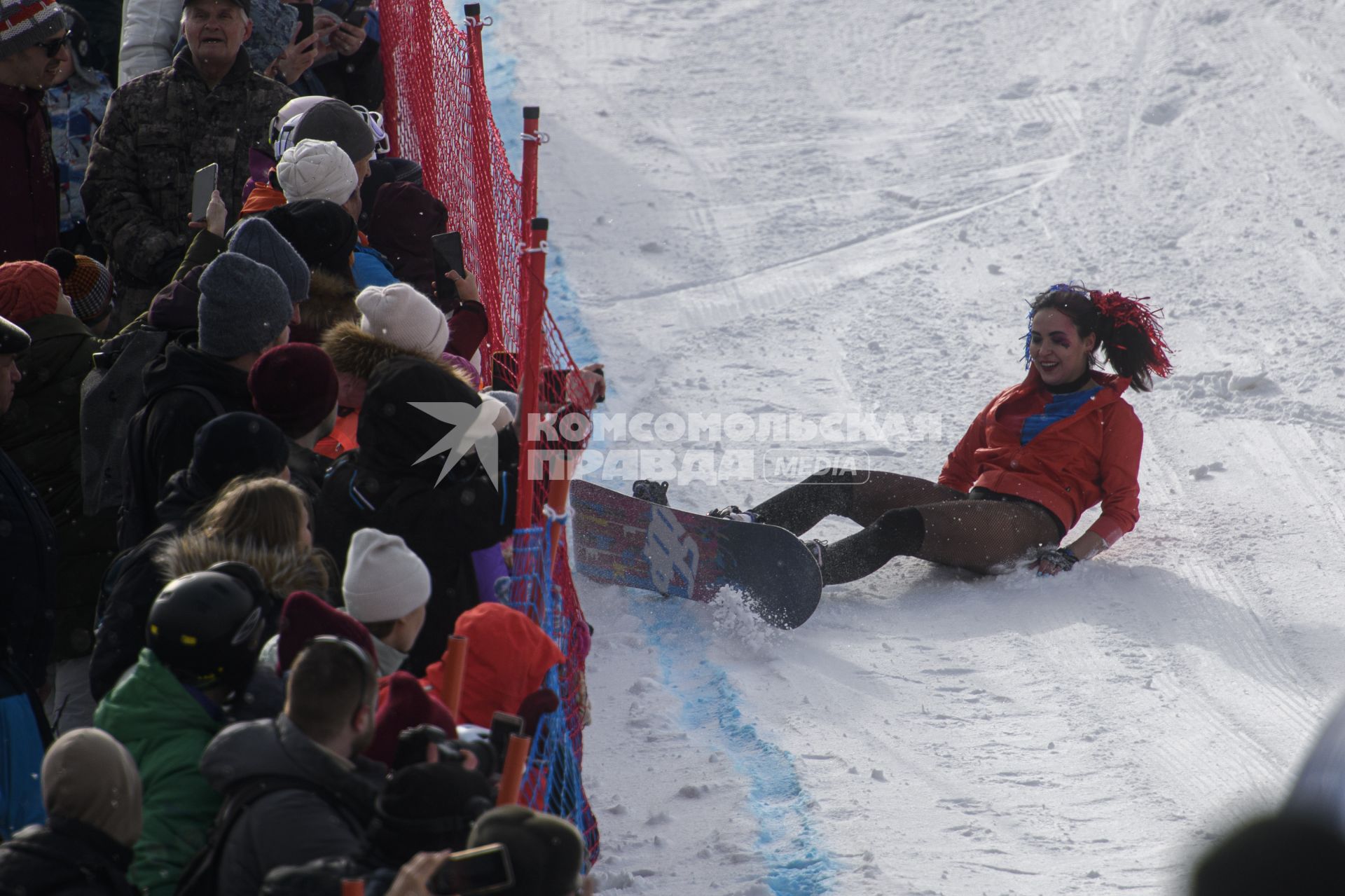 Екатеринбург. Участники аква-шоу \'Red Bull Jump and Freeze\' на горнолыжном комплексе \'Уктус\'