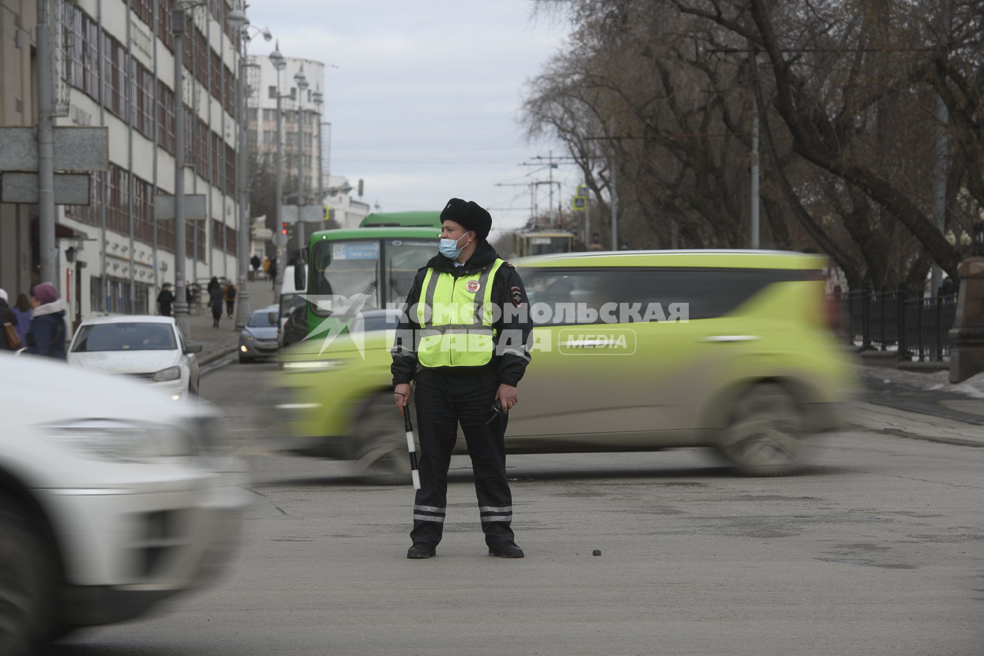 Екатеринбург. Сотрудник ГИБДД регулирует дорожное движение