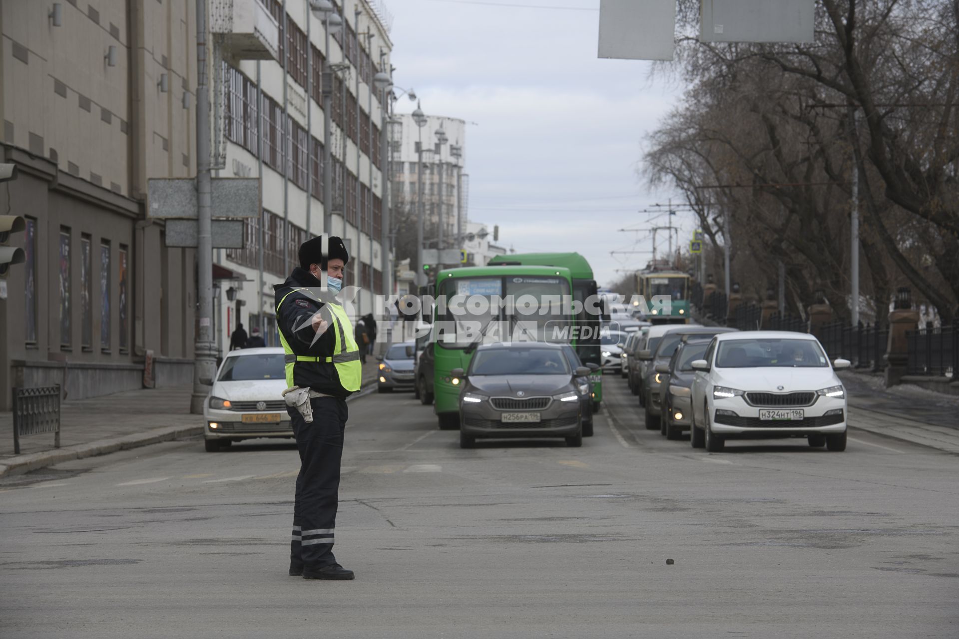 Екатеринбург. Сотрудник ГИБДД регулирует дорожное движение