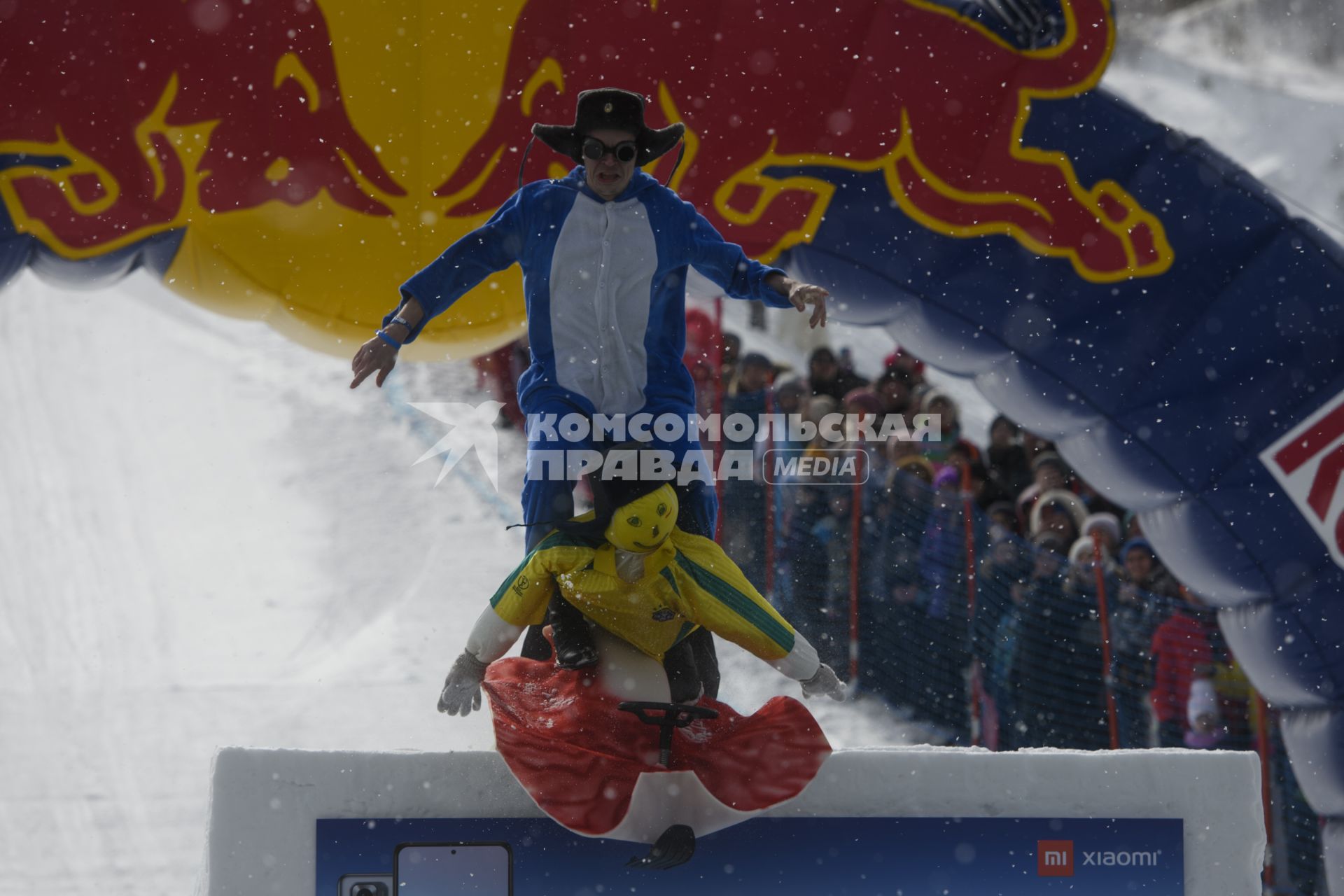 Екатеринбург. Участники аква-шоу \'Red Bull Jump and Freeze\' на горнолыжном комплексе \'Уктус\'