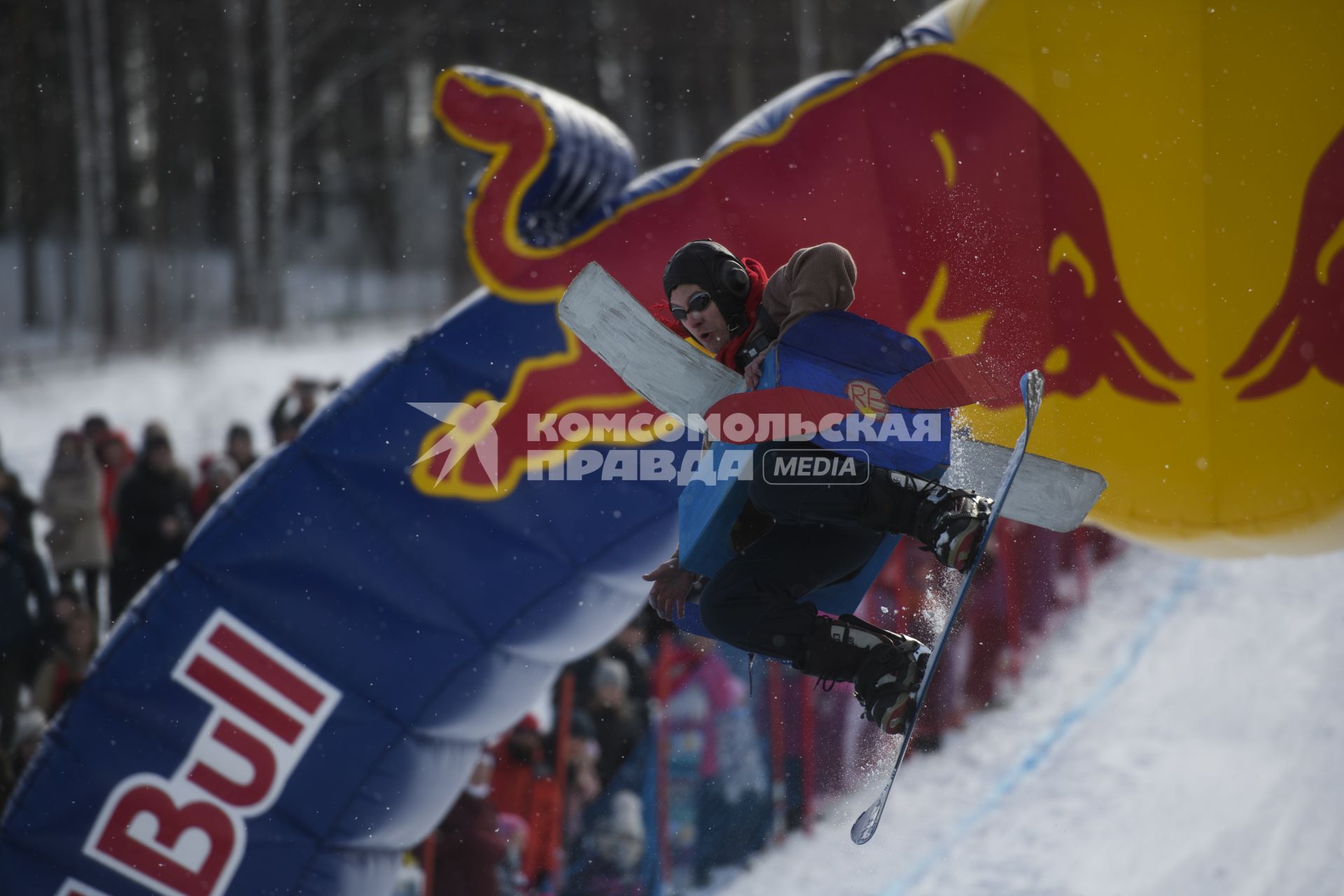 Екатеринбург. Участники аква-шоу \'Red Bull Jump and Freeze\' на горнолыжном комплексе \'Уктус\'