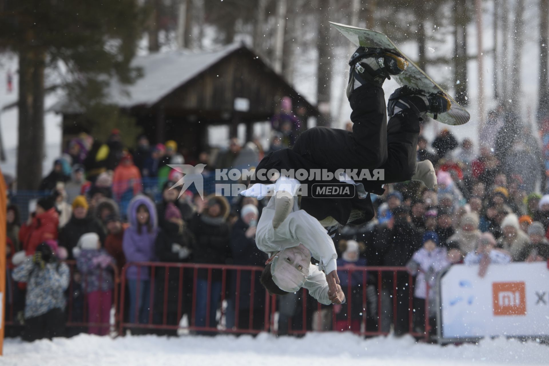 Екатеринбург. Участники аква-шоу \'Red Bull Jump and Freeze\' на горнолыжном комплексе \'Уктус\'