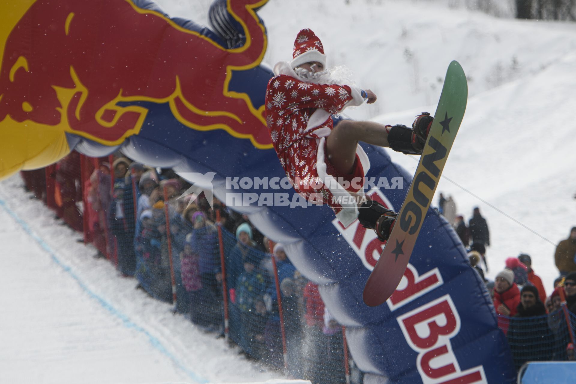 Екатеринбург. Участники аква-шоу \'Red Bull Jump and Freeze\' на горнолыжном комплексе \'Уктус\'