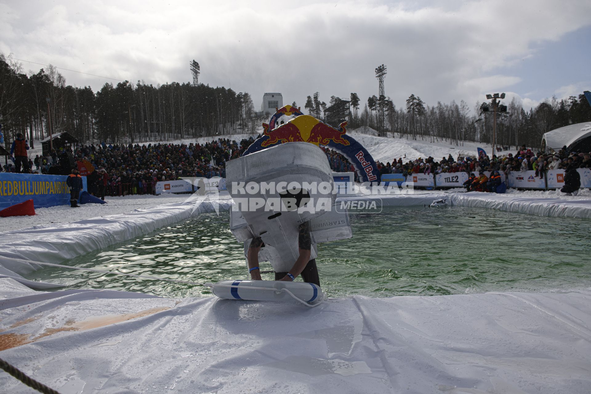 Екатеринбург. Участники аква-шоу \'Red Bull Jump and Freeze\' на горнолыжном комплексе \'Уктус\'