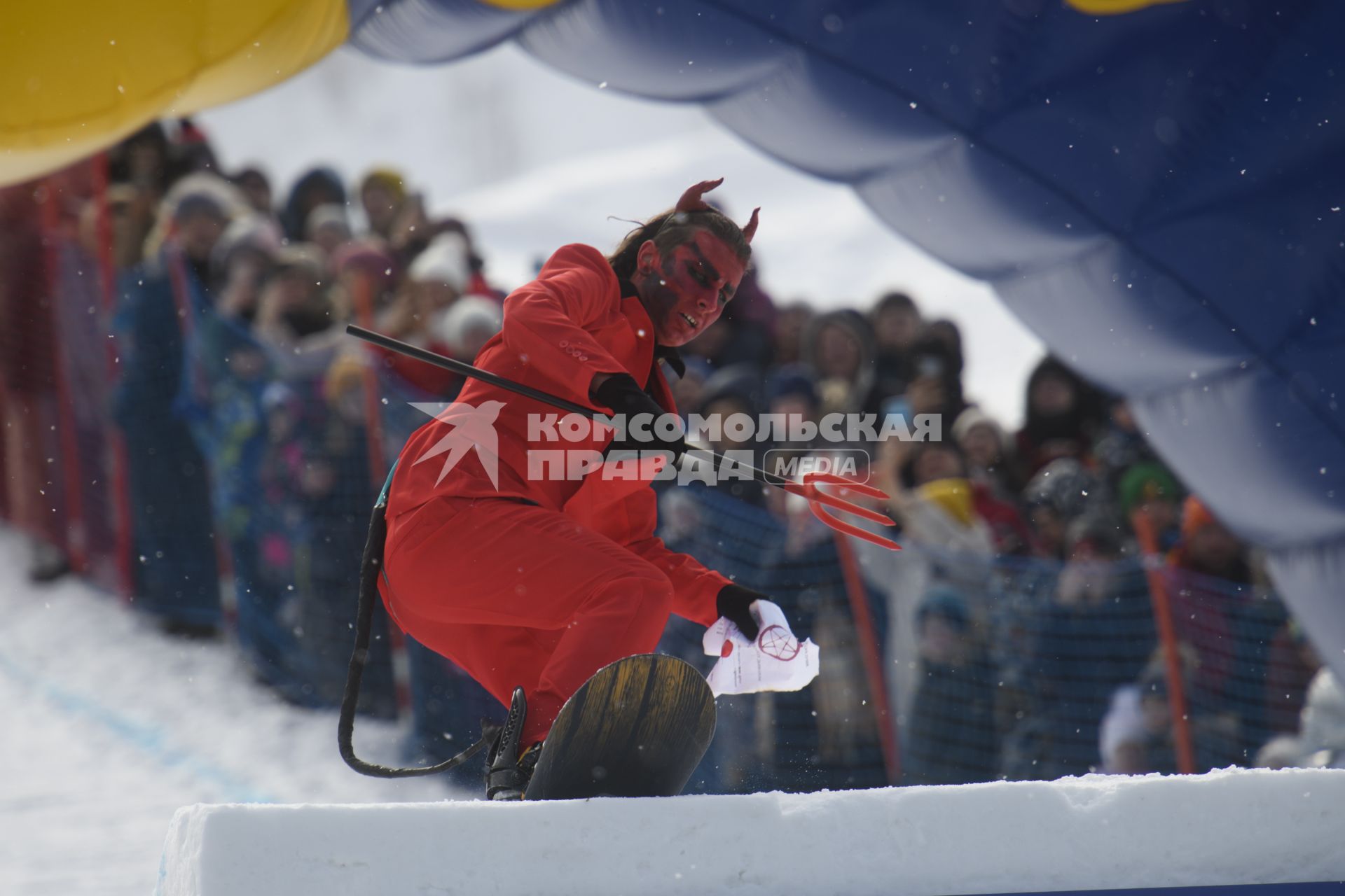 Екатеринбург. Участники аква-шоу \'Red Bull Jump and Freeze\' на горнолыжном комплексе \'Уктус\'