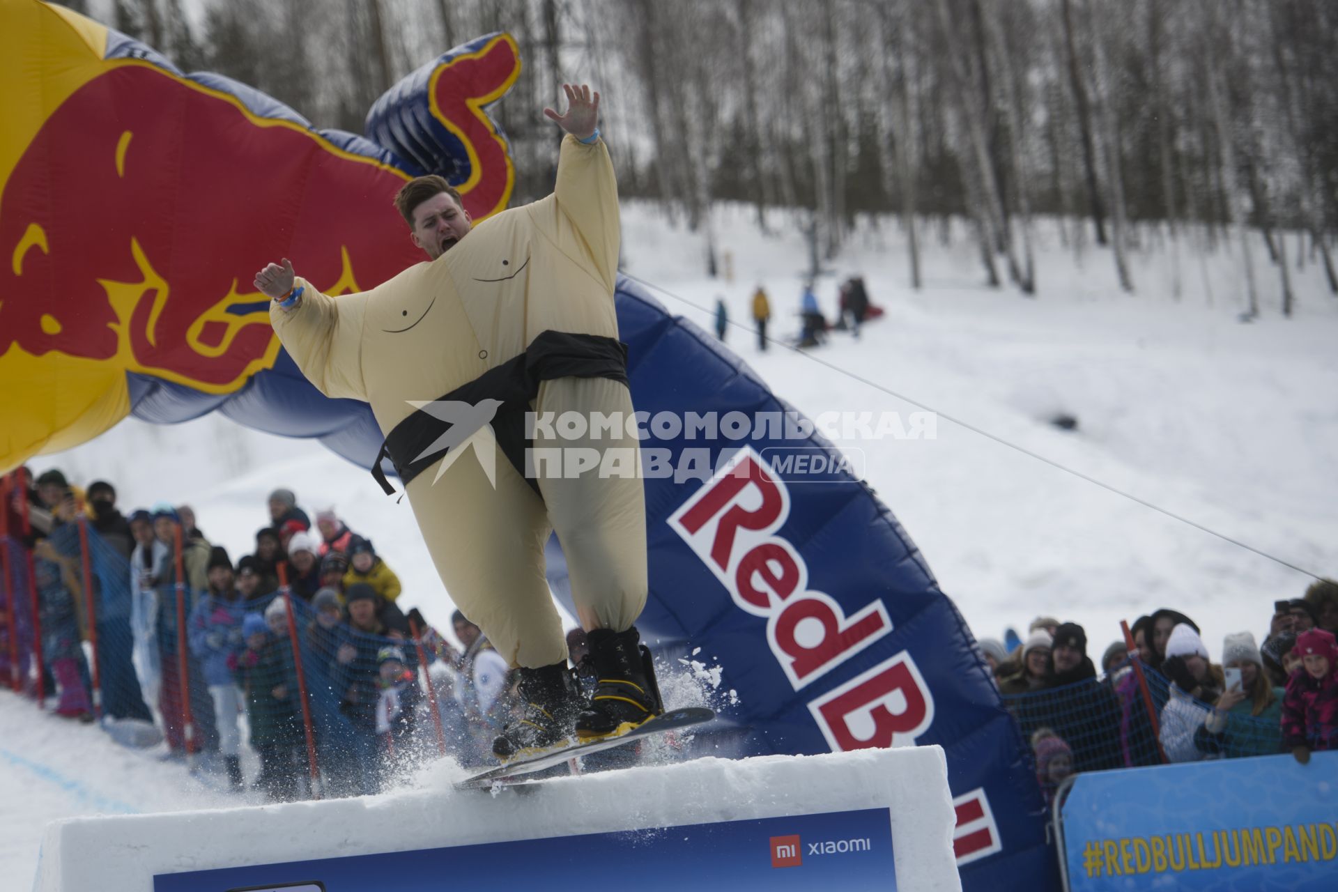 Екатеринбург. Участники аква-шоу \'Red Bull Jump and Freeze\' на горнолыжном комплексе \'Уктус\'