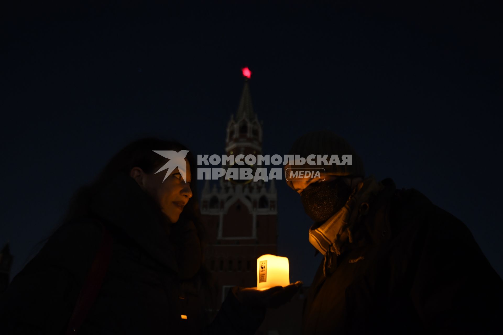 Москва. Молодые люди на Красной площади во время отключения подсветки в рамках экологической акции `Час Земли`.