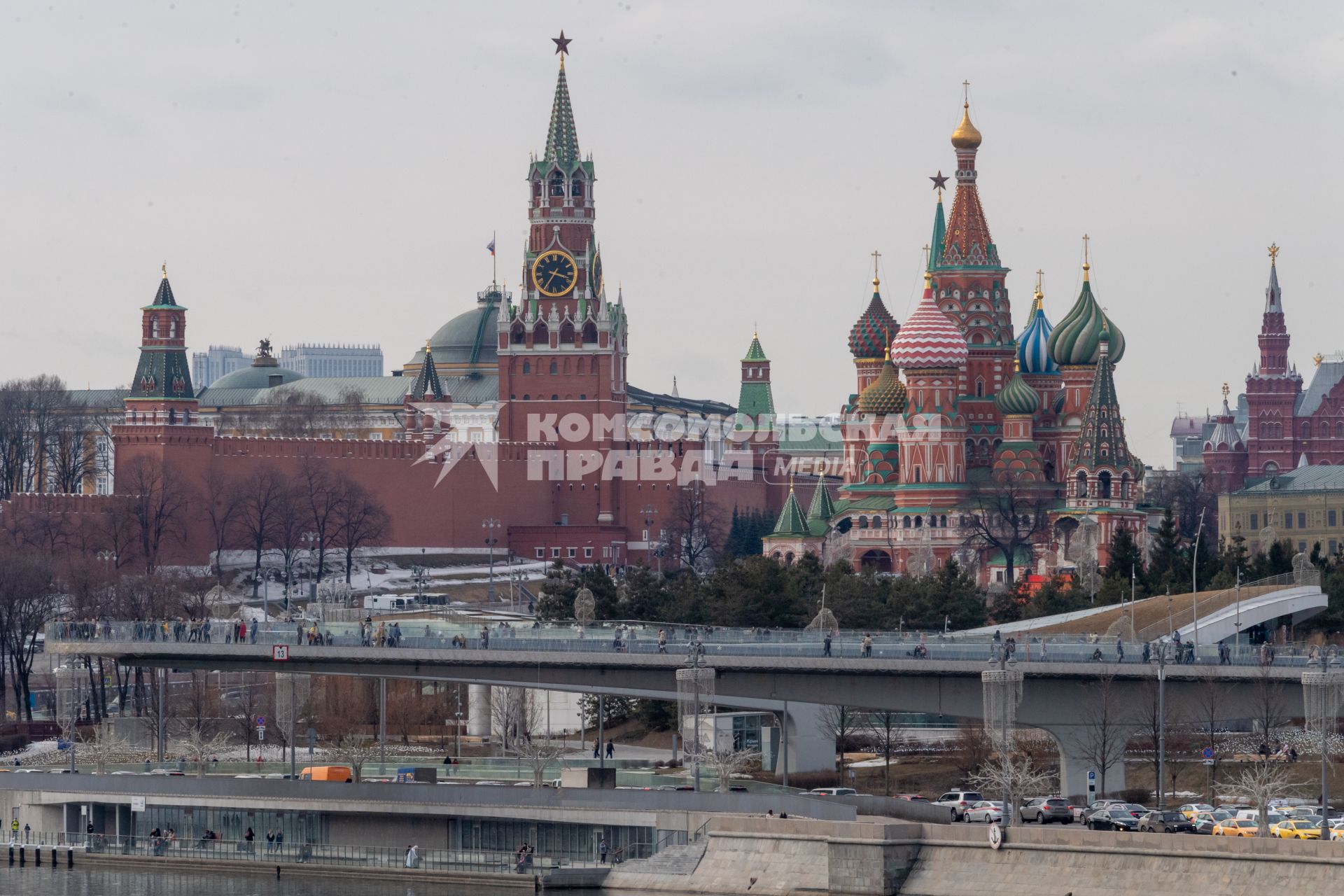 Москва.  Вид на Москворецкую набережную и Кремль.