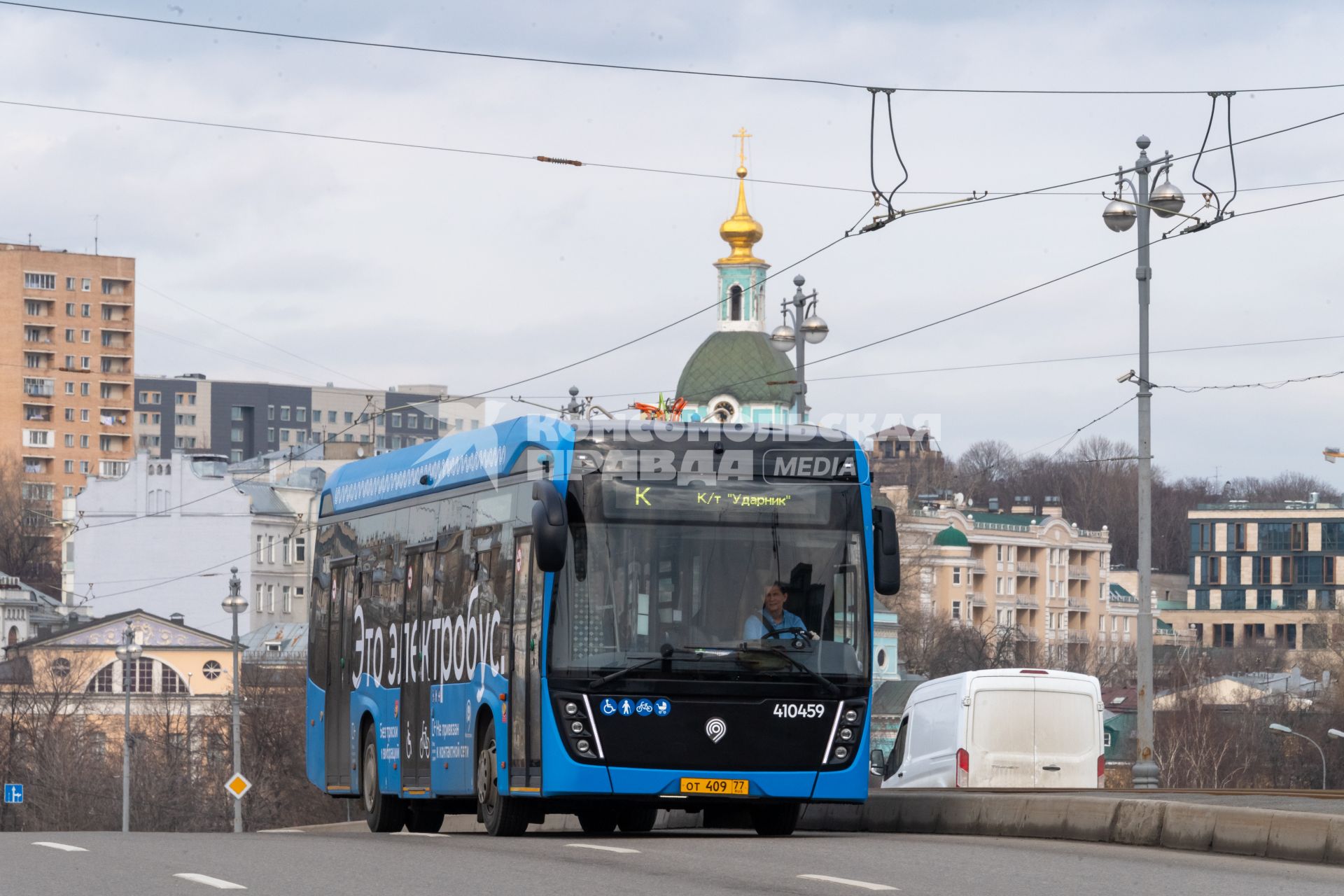 Москва.  Электробус на Большом Устьинском мосту.