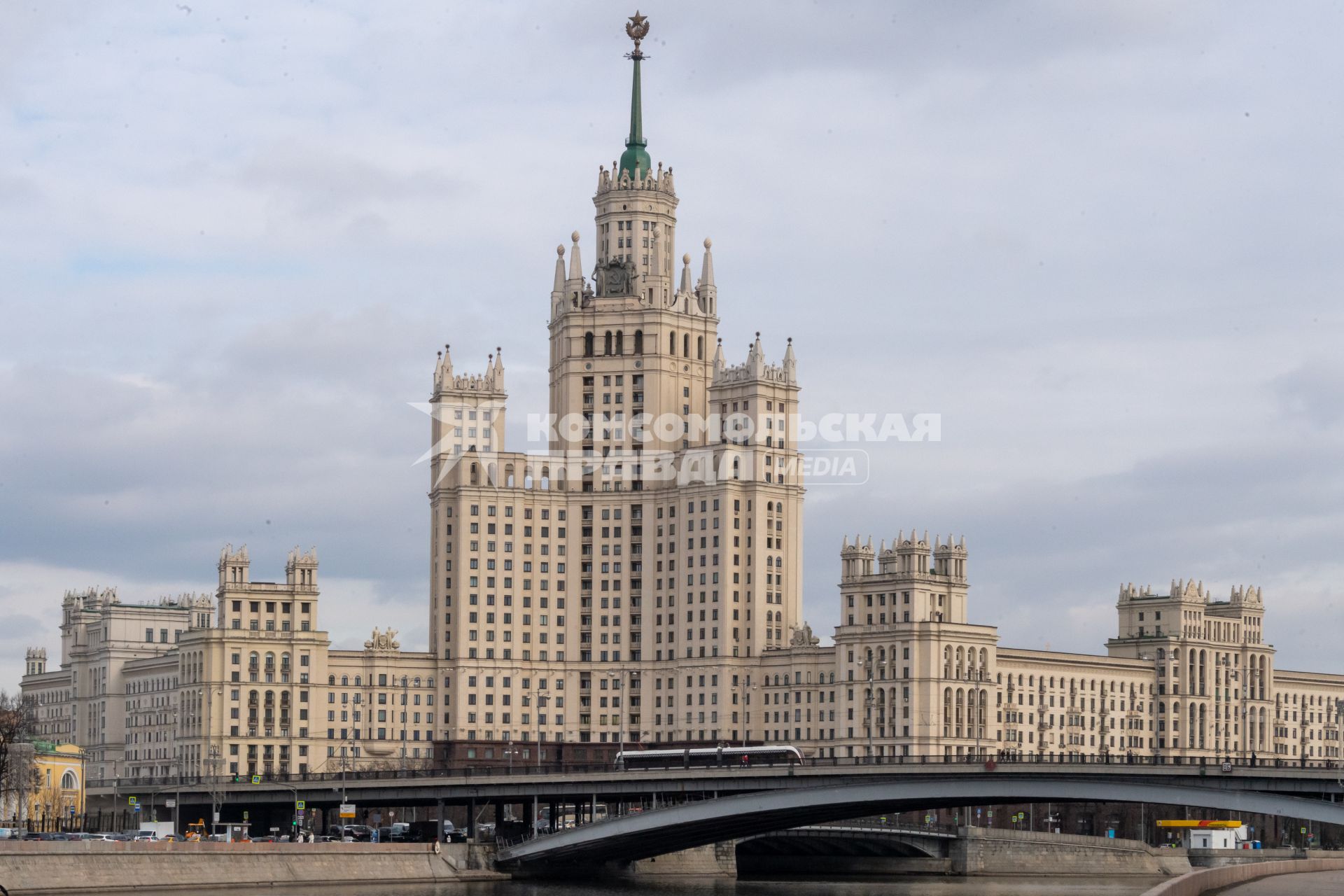 Москва.  Вид на высотный дом на Котельнической набережной.