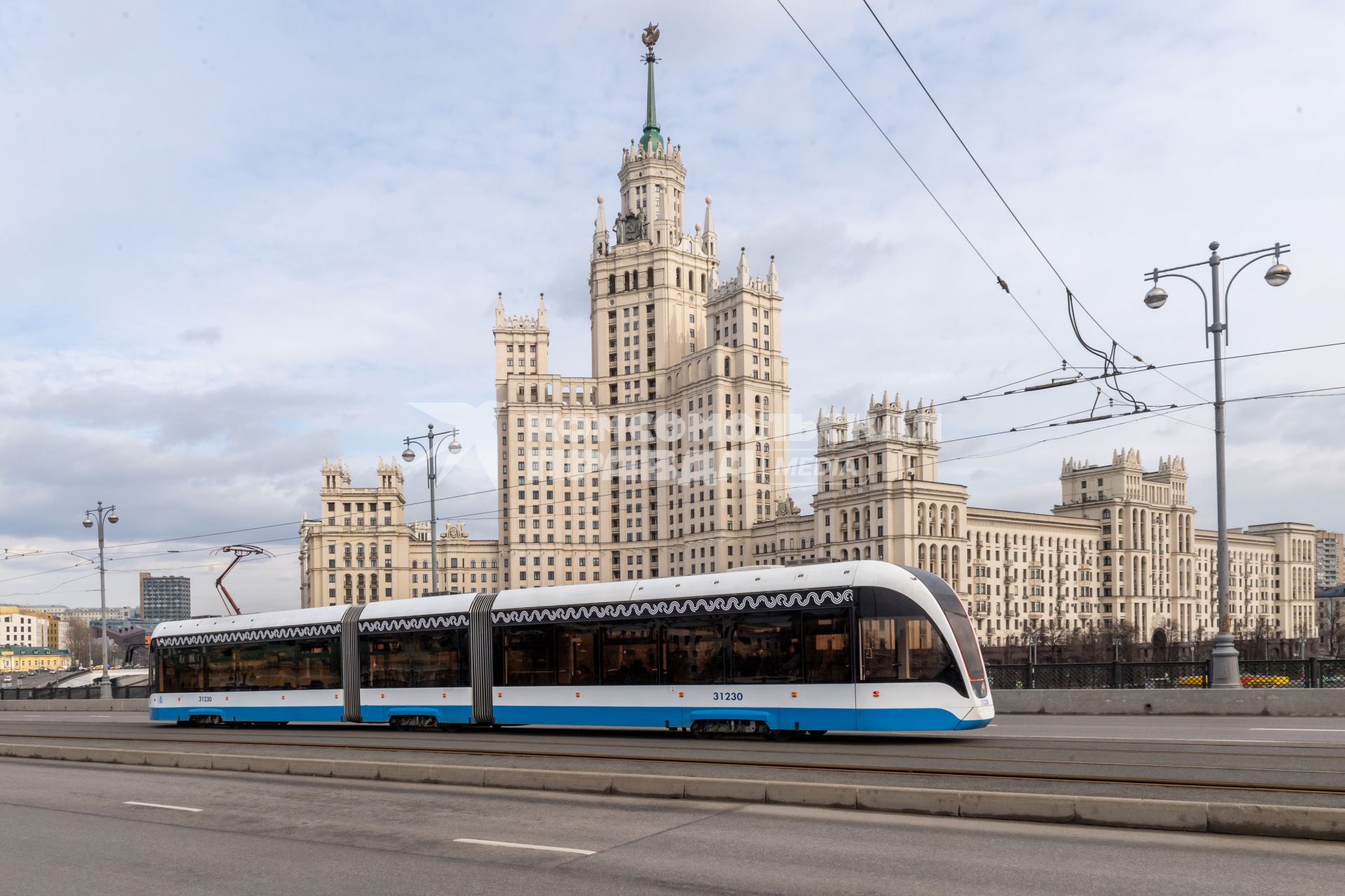 Москва. Трамвай на Большом Устьинском мосту.