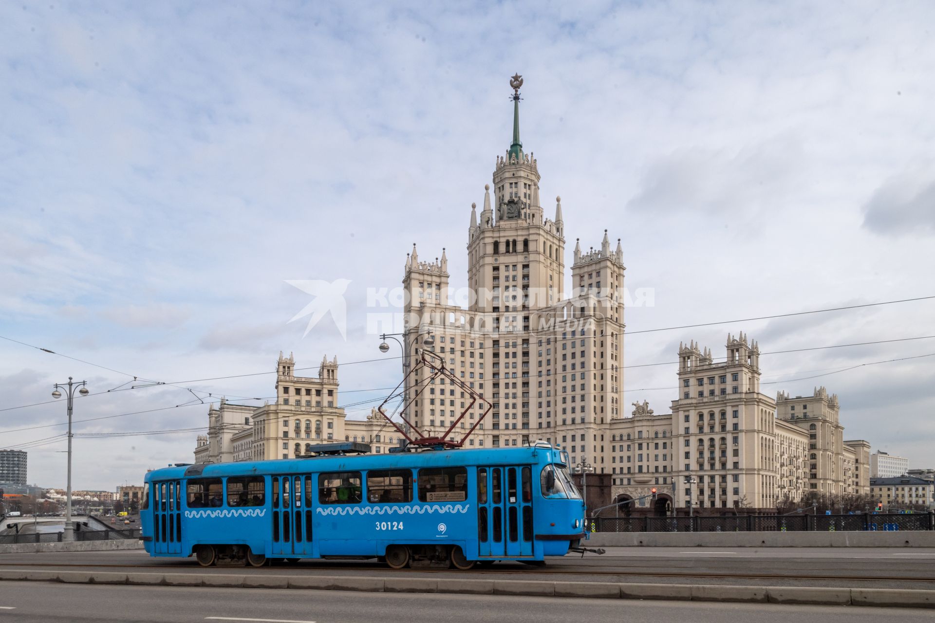 Москва.  Трамвай на Большом Устьинском мосту.