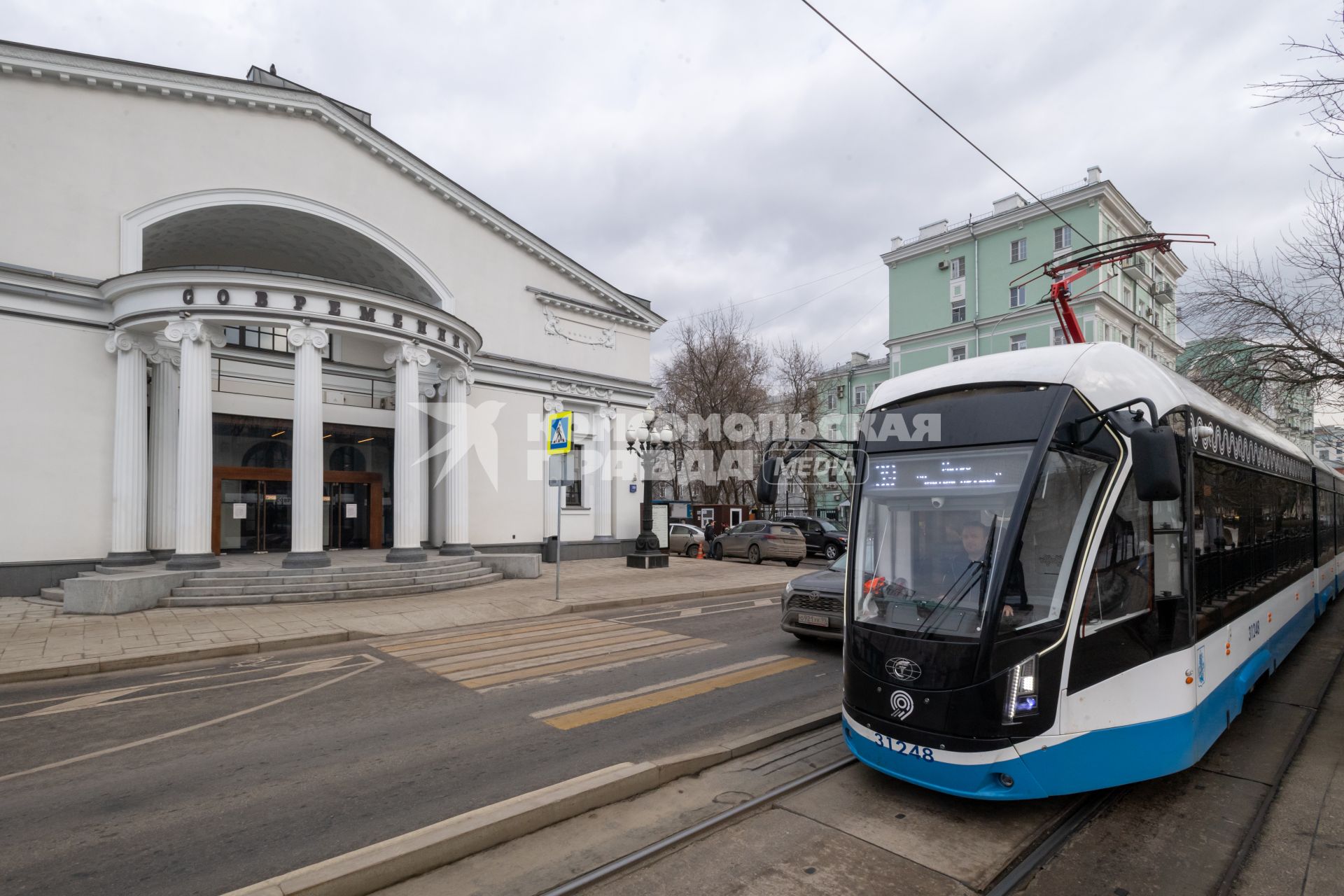 Москва.  Трамвай у театра `Современник ` на Чистопрудном бульваре.