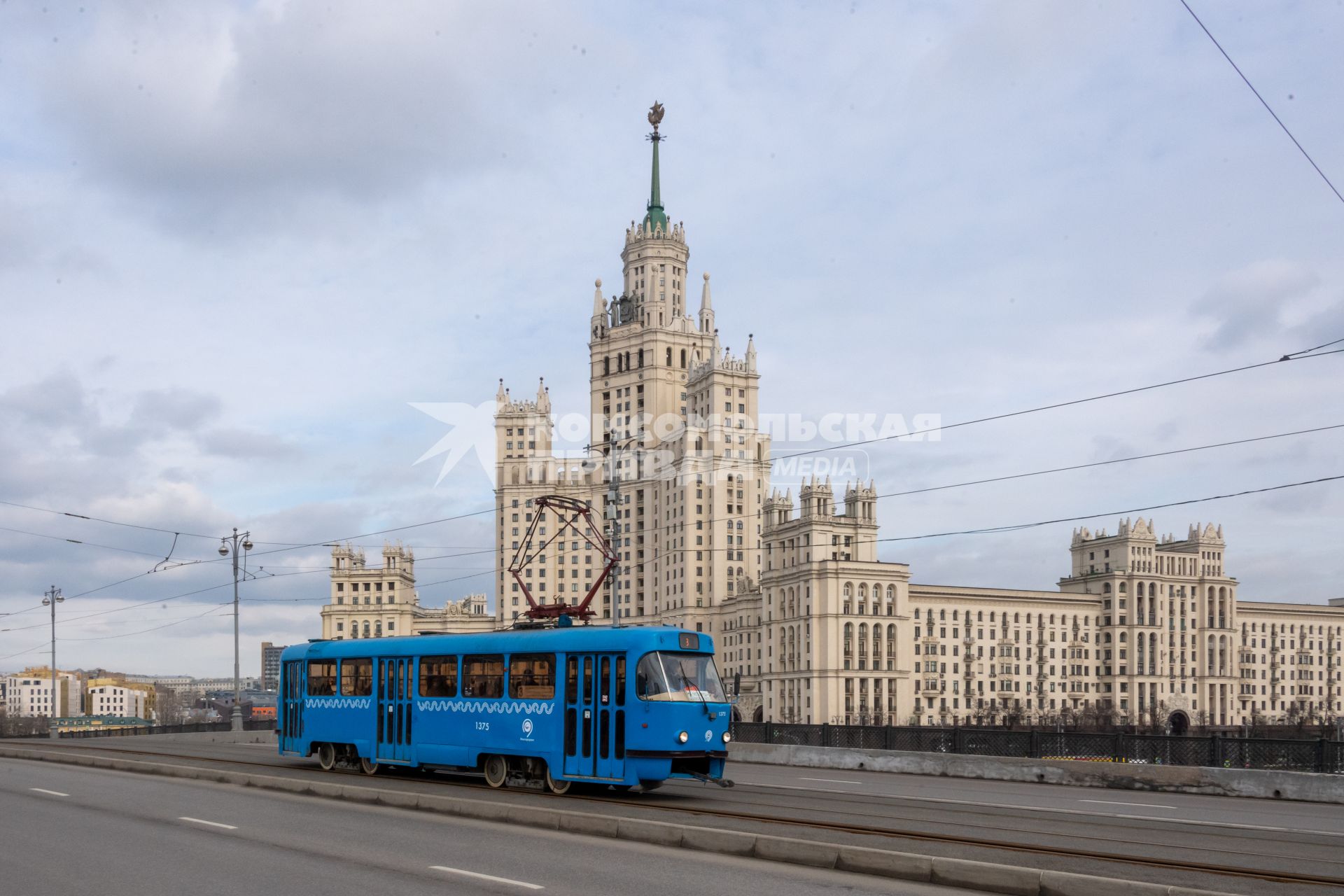 Москва. Трамвай на Большом Устьинском мосту.