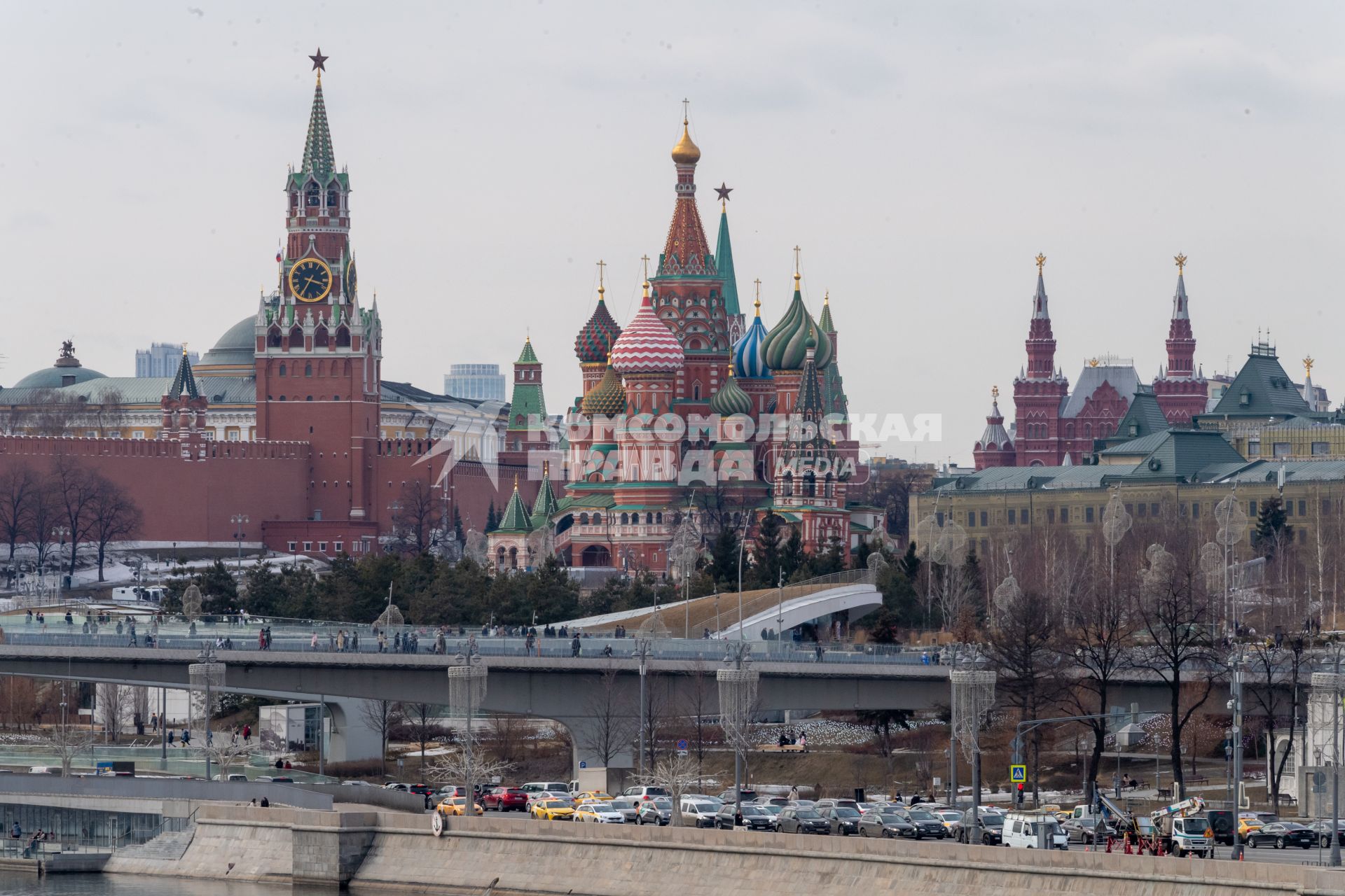 Москва.  Вид на Москворецкую набережную и Кремль.